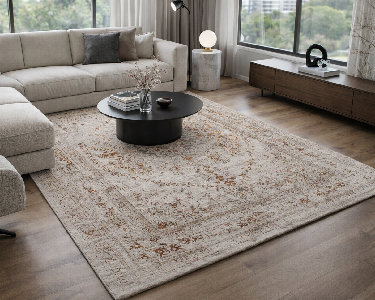 Tapete decorativo bege com padrão floral em sala moderna com sofá claro e mesa preta.