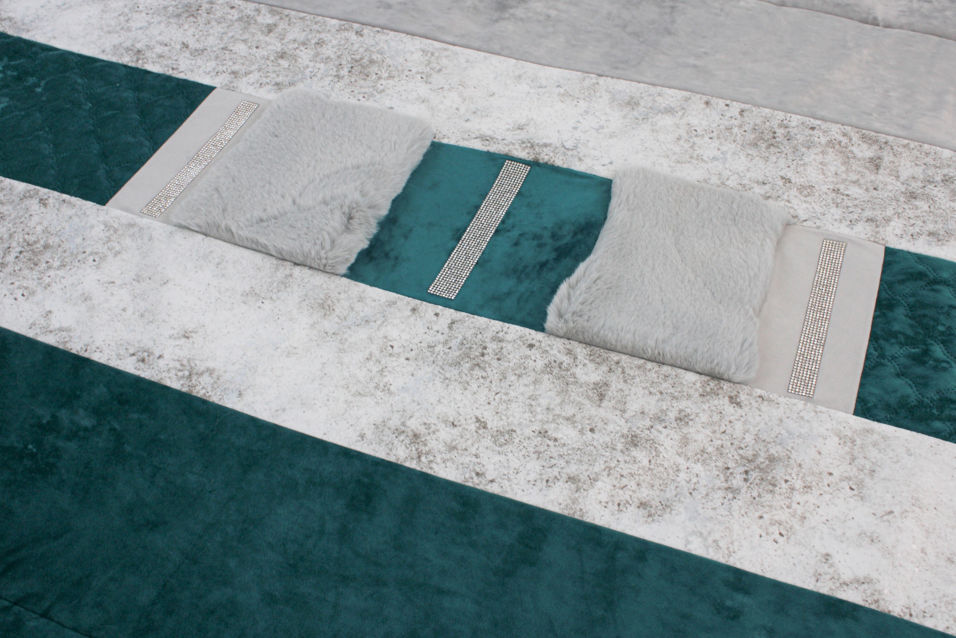 Tapete decorativo com padrões geométricos verdes e cinza texturizados