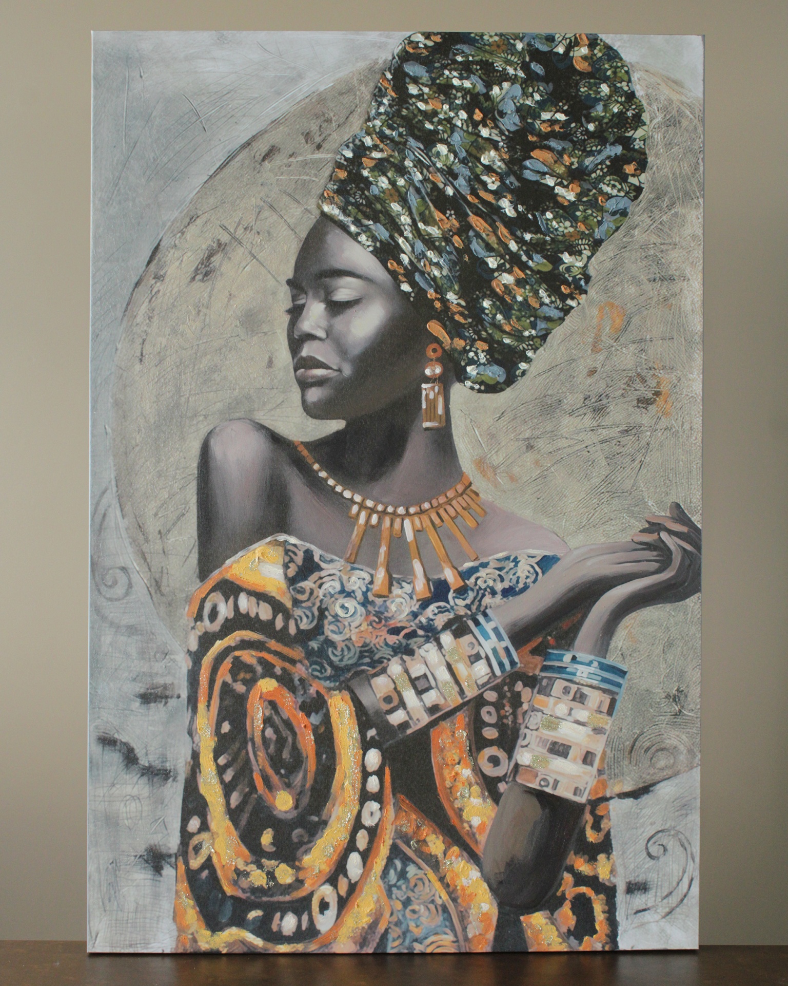 Pintura de mulher negra com turbante e roupa estampada colorida, acessórios grandes, em fundo cinza claro