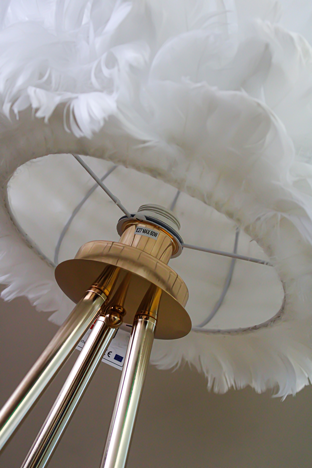 Candeeiro de teto dourado com base de madeira e abajur de plumas brancas