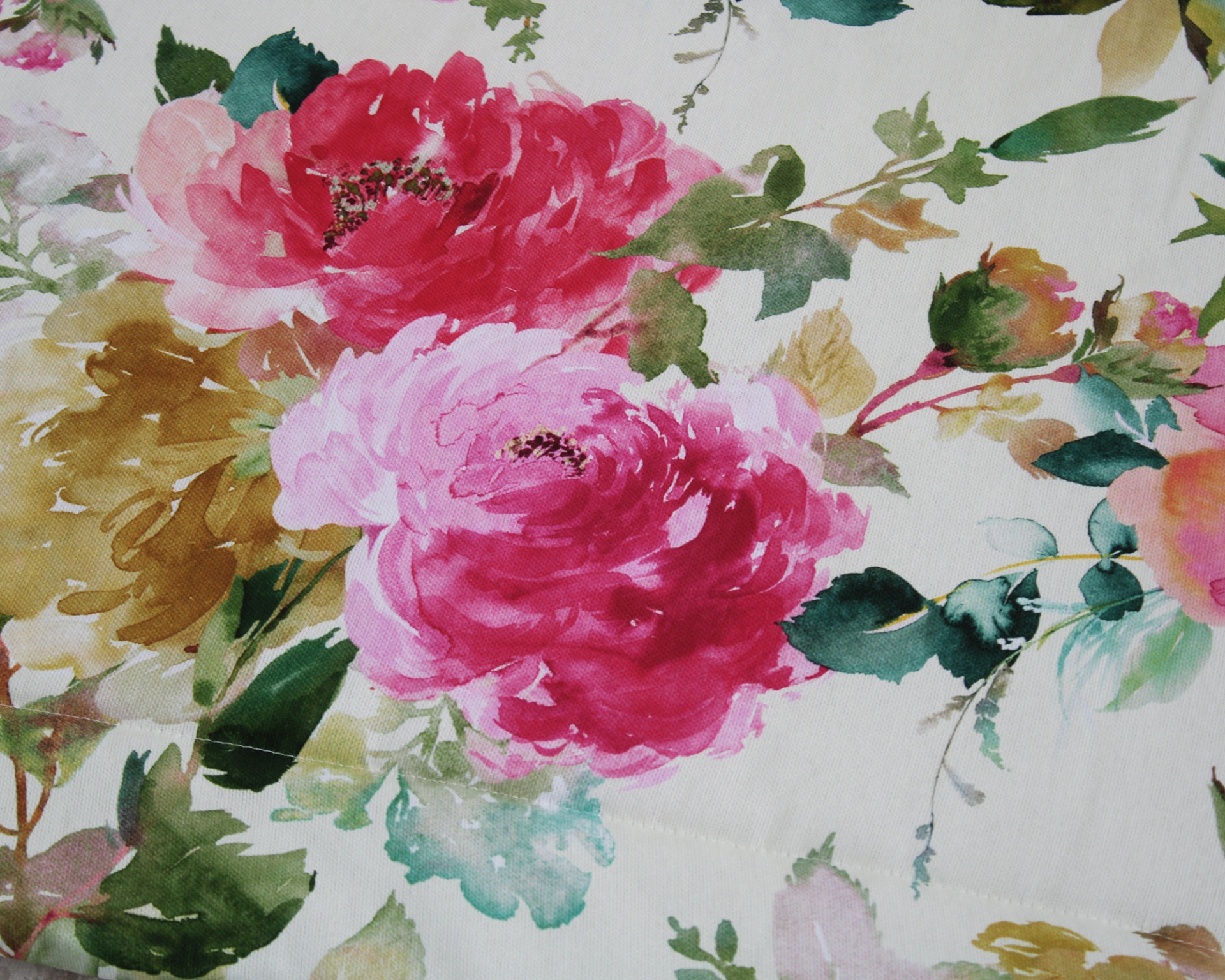 Tecido com padrão floral colorido sobre fundo branco