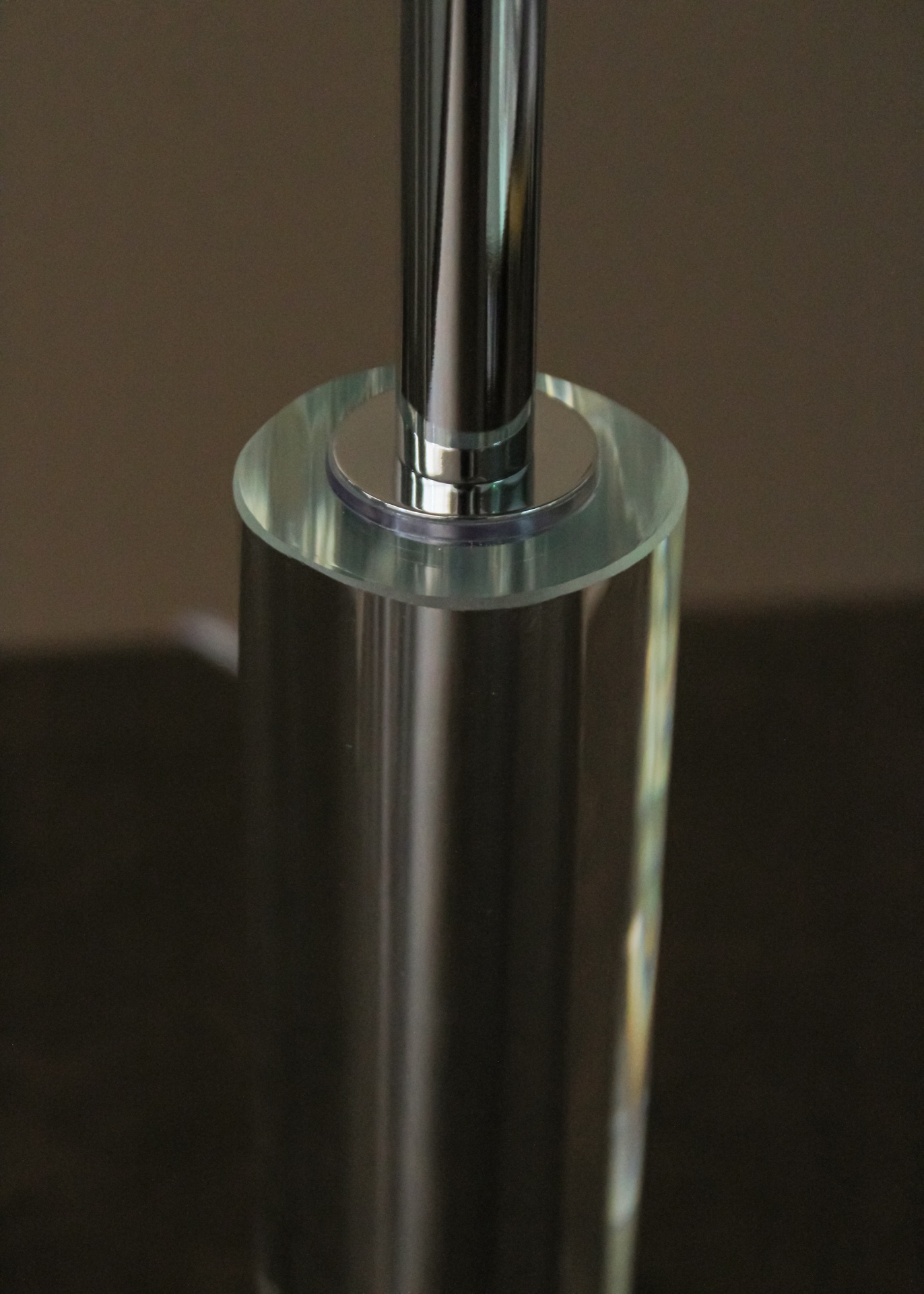 Base cilíndrica metálica cromada com anel translúcido