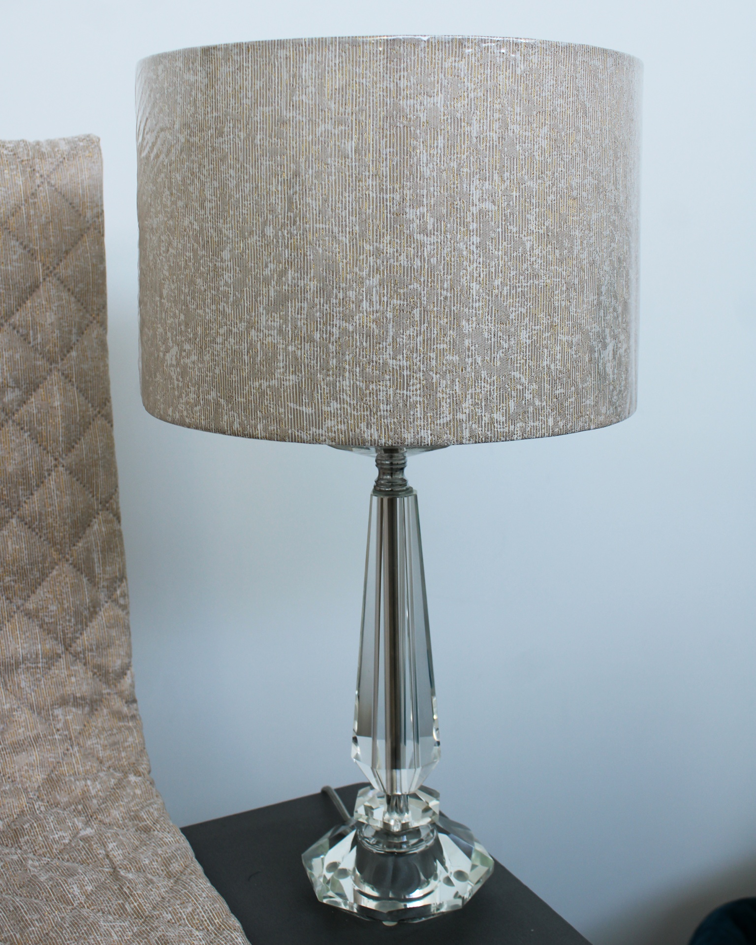 Candeeiro de mesa com base de vidro transparente e abat-jour bege texturizado