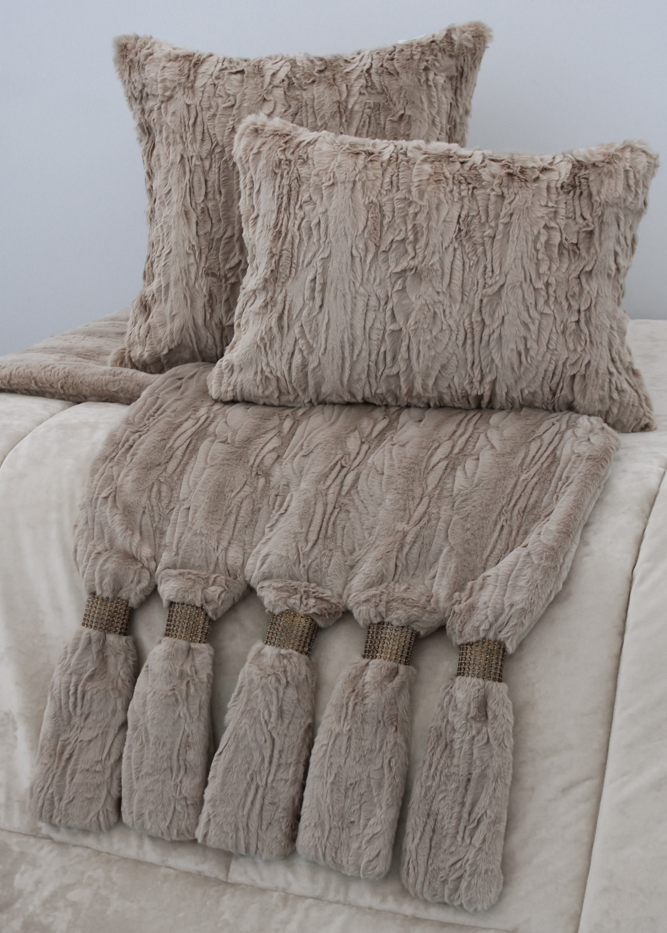 Conjunto de almofadas e mantas em tecido felpudo castanho claro com franjas