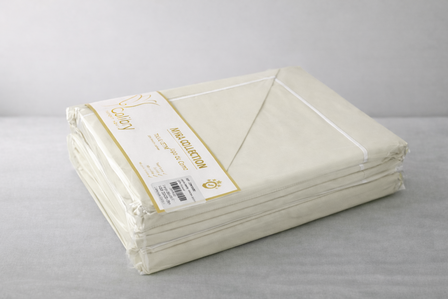 Lençol bege claro da coleção MYRIA COLLECTION da marca Colibry embalado em plástico.
