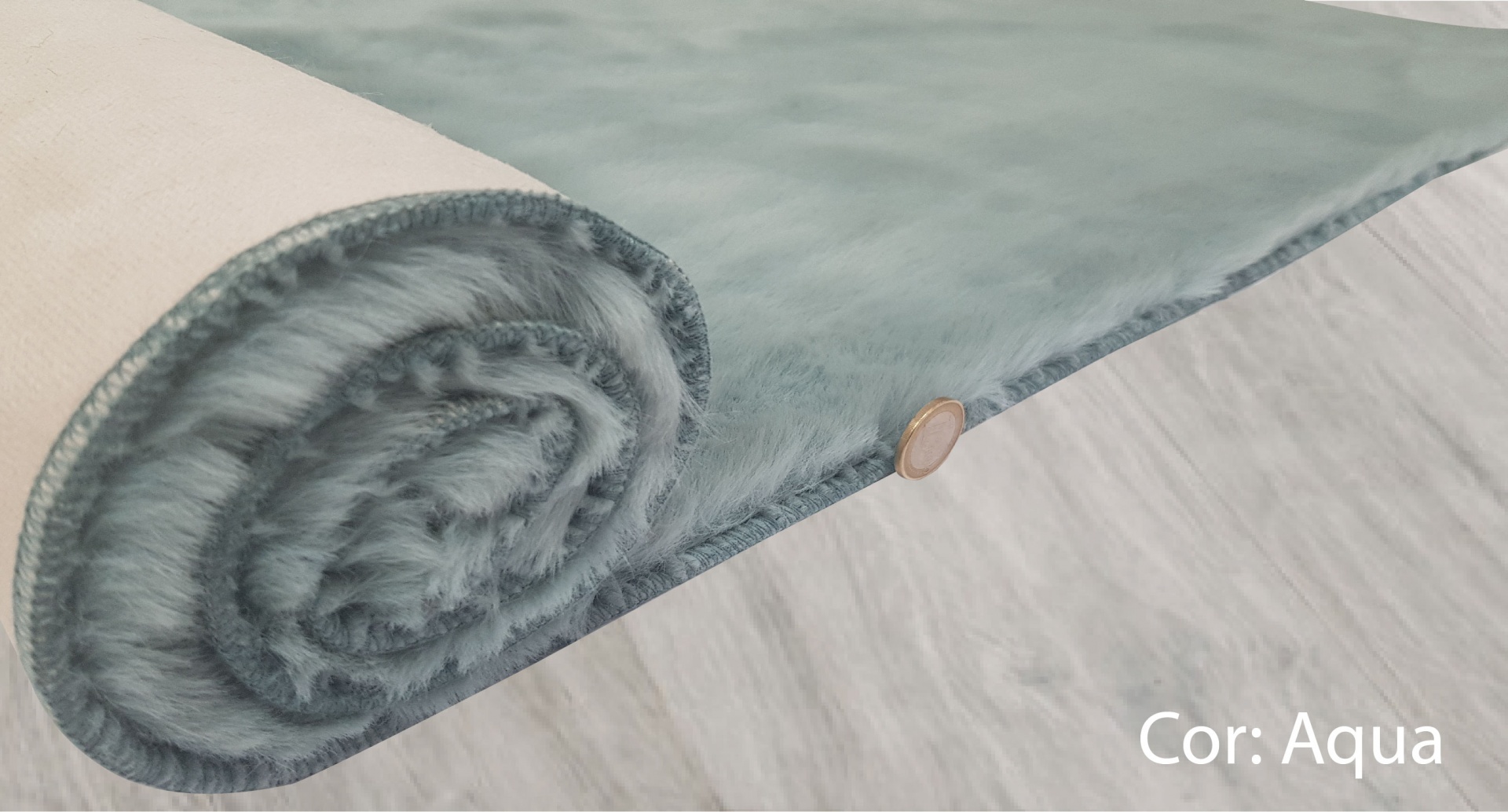 Tapete azul turquesa com textura felpuda e botão de madeira sobre piso claro.