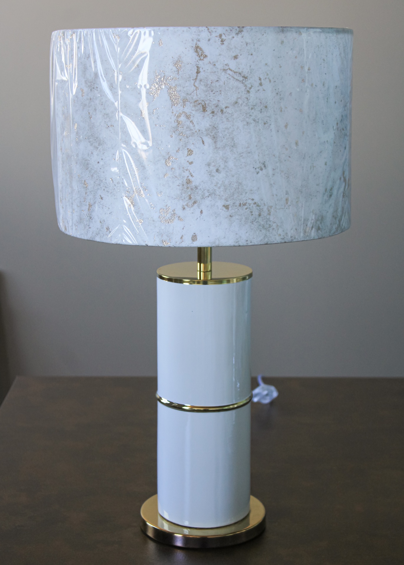 Candeeiro de mesa branco com detalhes dourados e abajur branco com padrão dourado