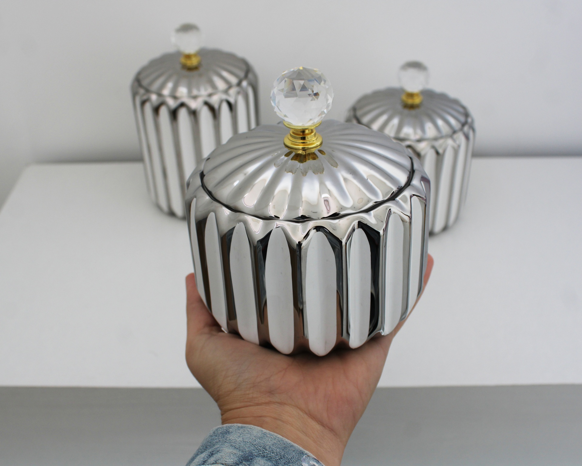 Frascos decorativos metálicos prateados com tampa de cristal e detalhes dourados