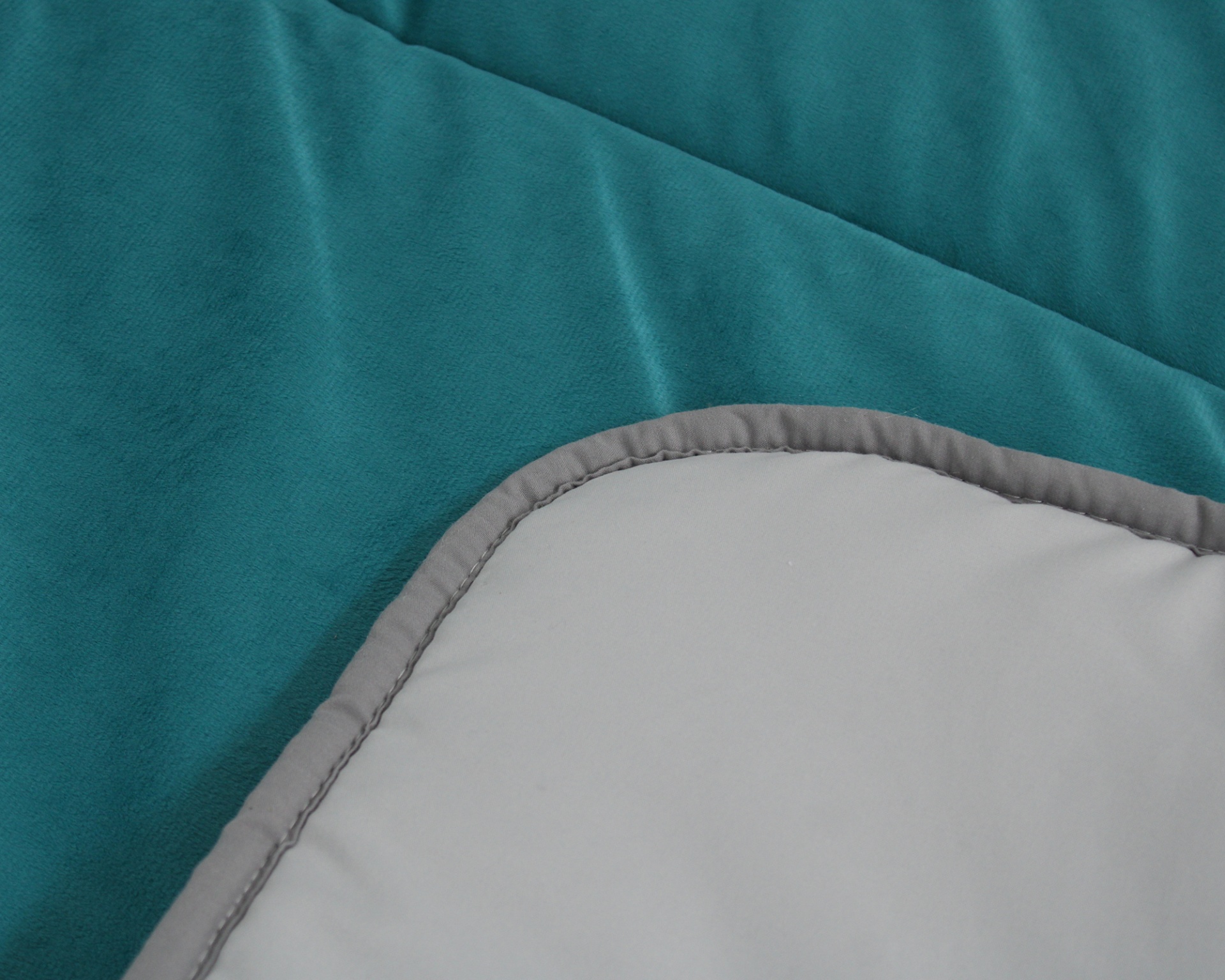 Edredão bicolor azul turquesa e cinza claro com bordas cinza escura