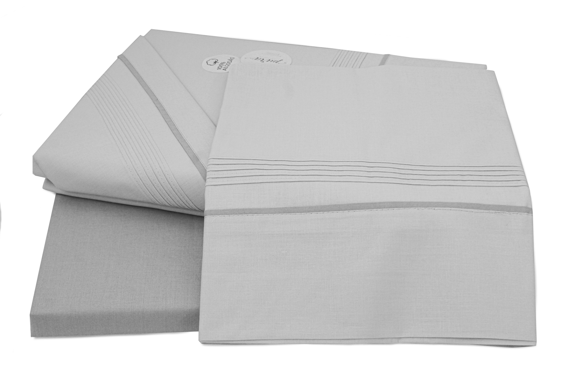 Conjunto de roupa de cama cinzenta com riscas discretas sobre fundo branco