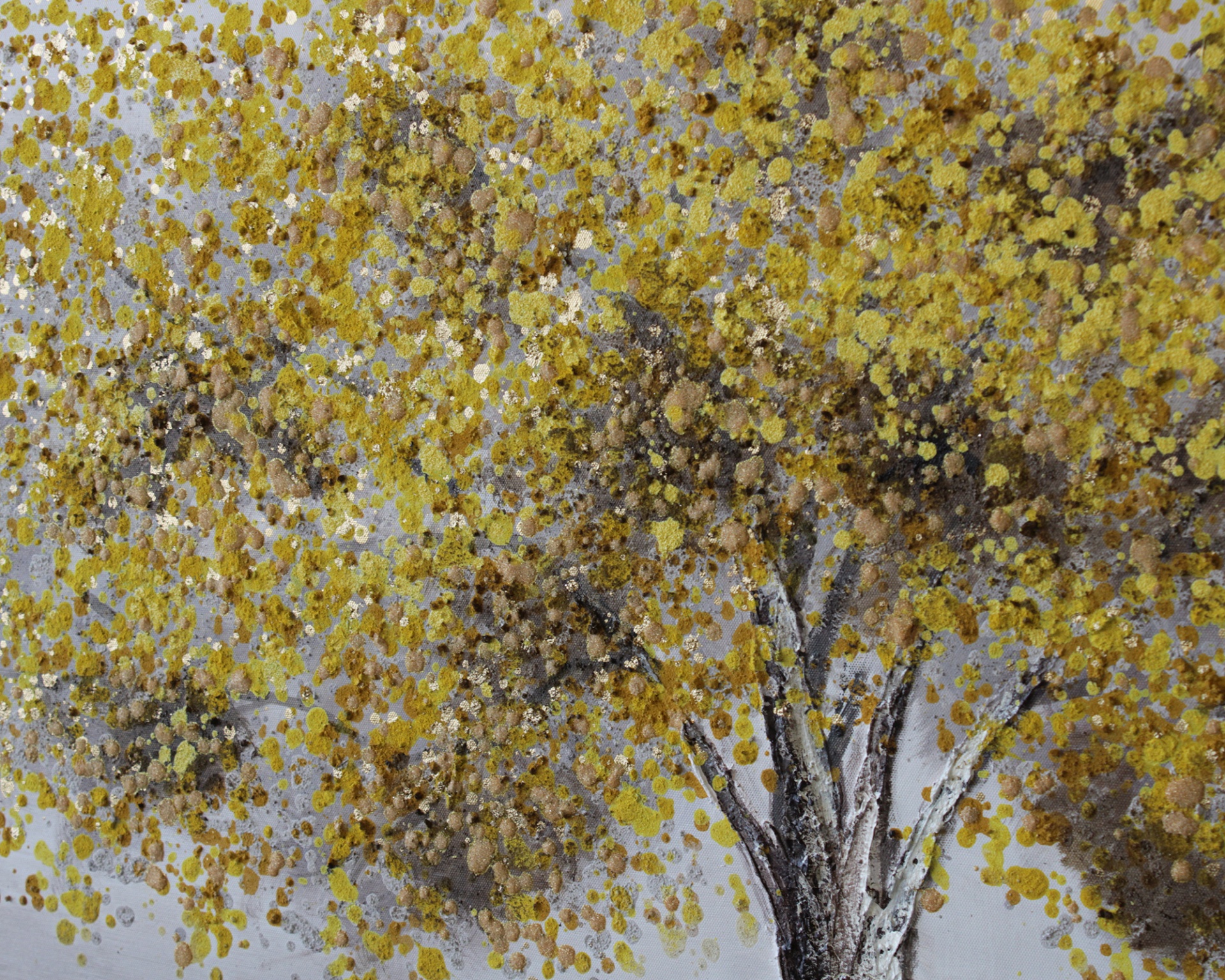 Pintura de uma árvore com folhas amarelas e castanhas e tronco cinzento