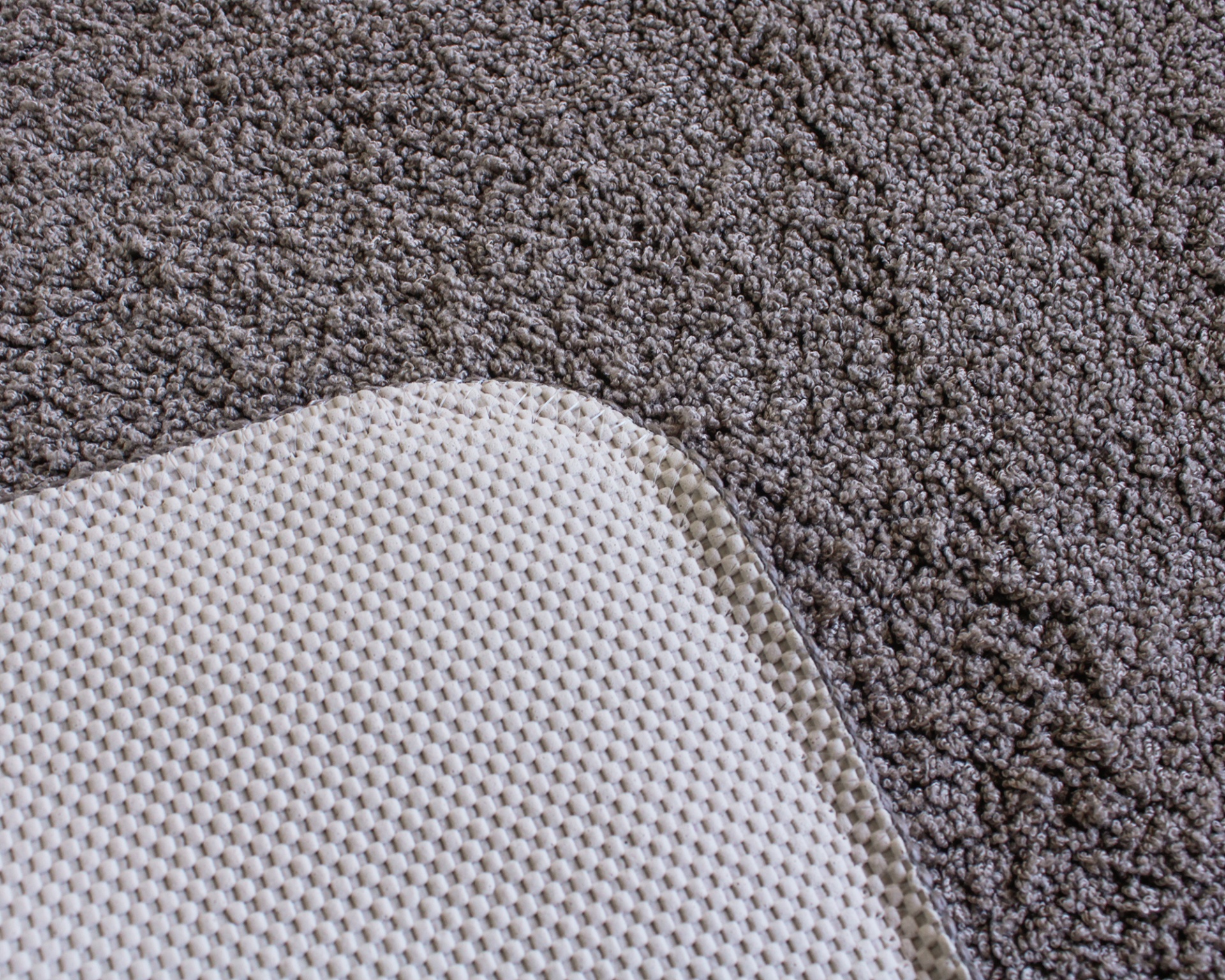 Tapete castanho e tapete antiderrapante branco e cinzento