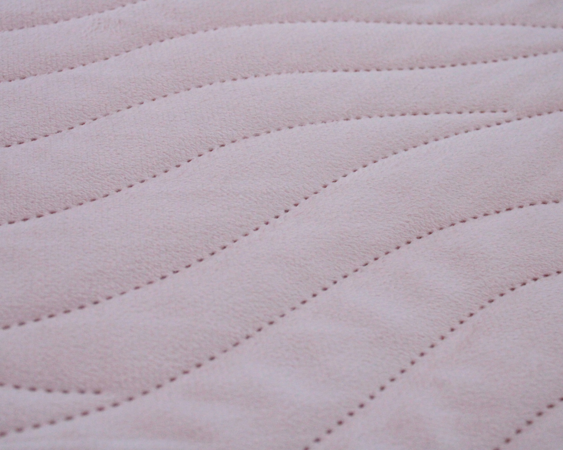 Tecido cor de rosa com padrão ondulado perfurado