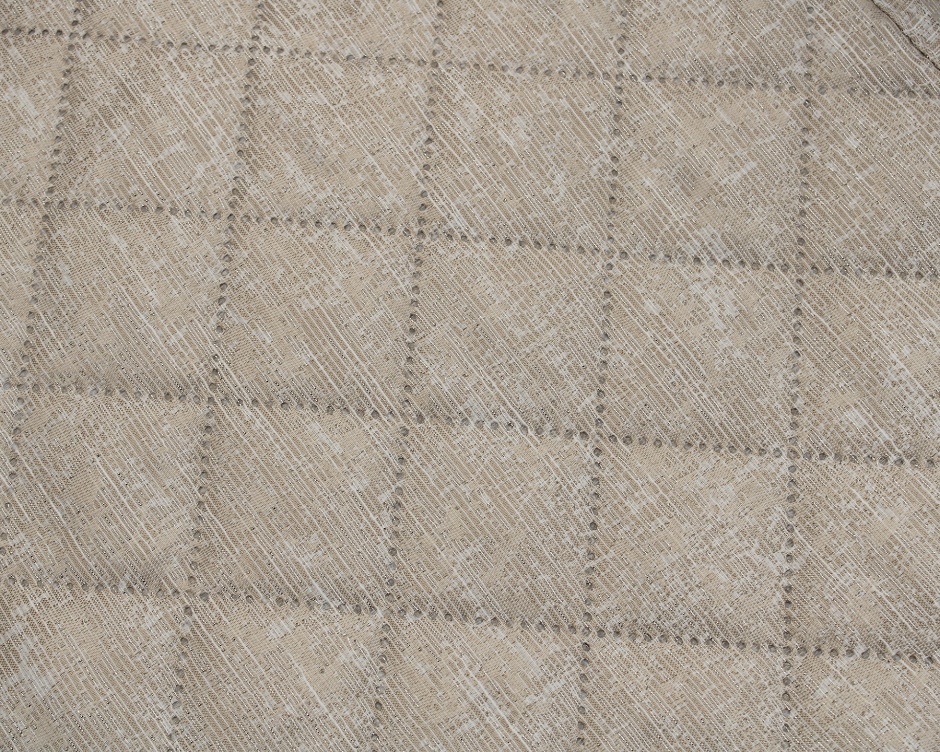 Tecido bege acolchoado com padrão de quadrados costurados.