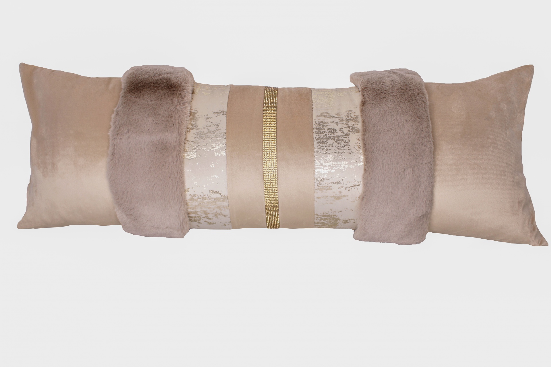 Travesseiro decorativo retangular em tons bege com faixas felpudas e detalhe dourado