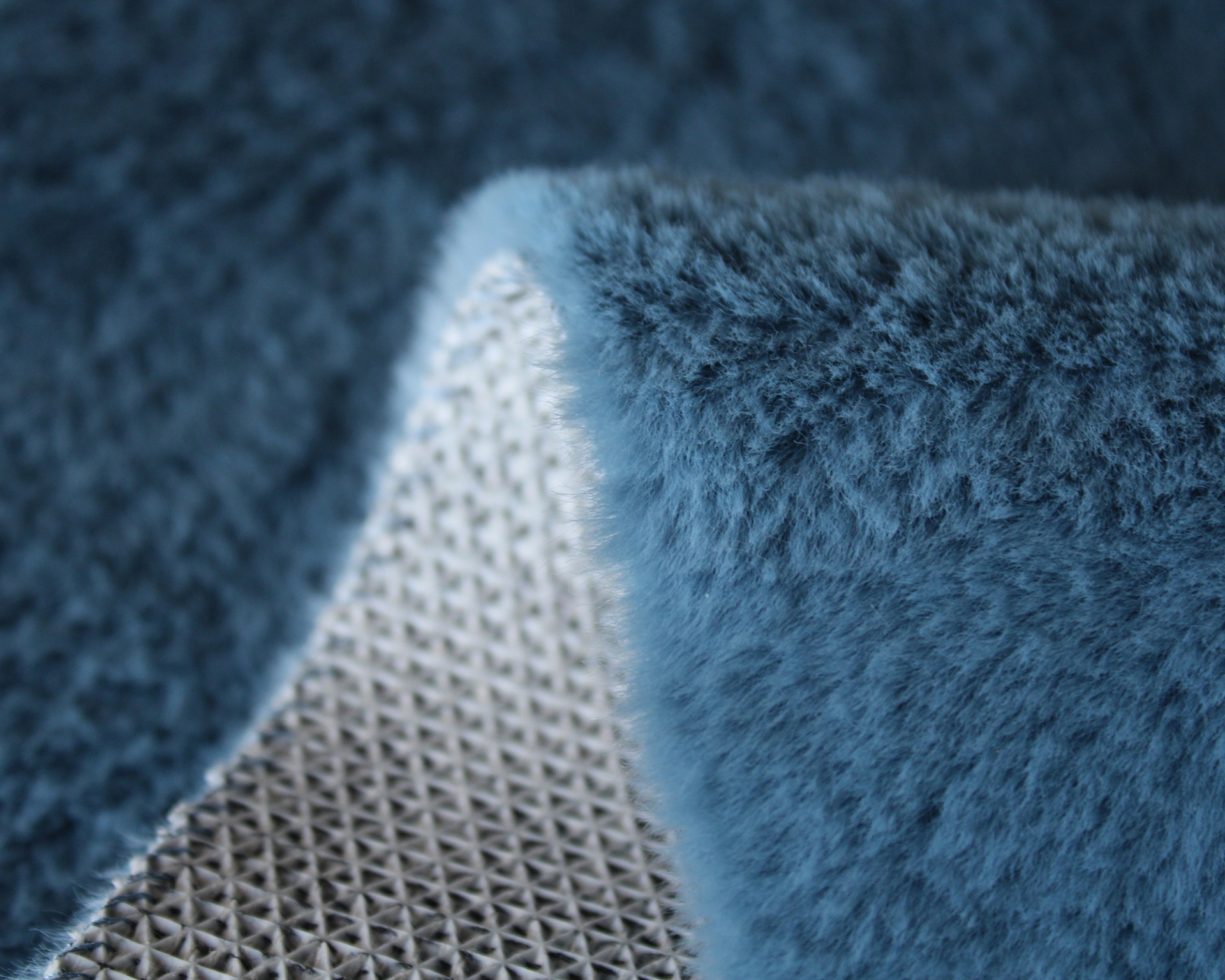 Tecido azul com texturas felpuda e quadrada em relevo