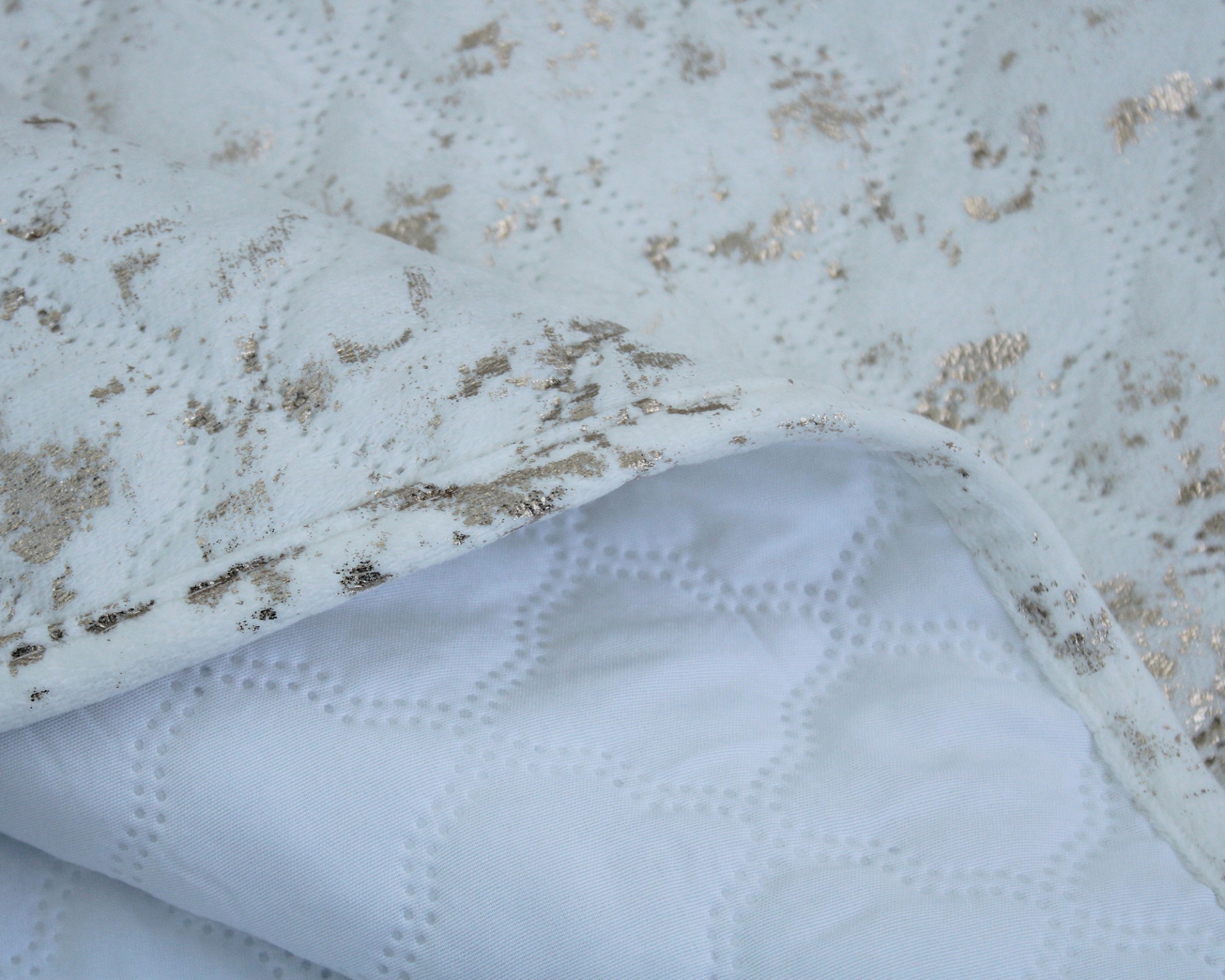 tecido branco acolchoado com padrão floral dourado