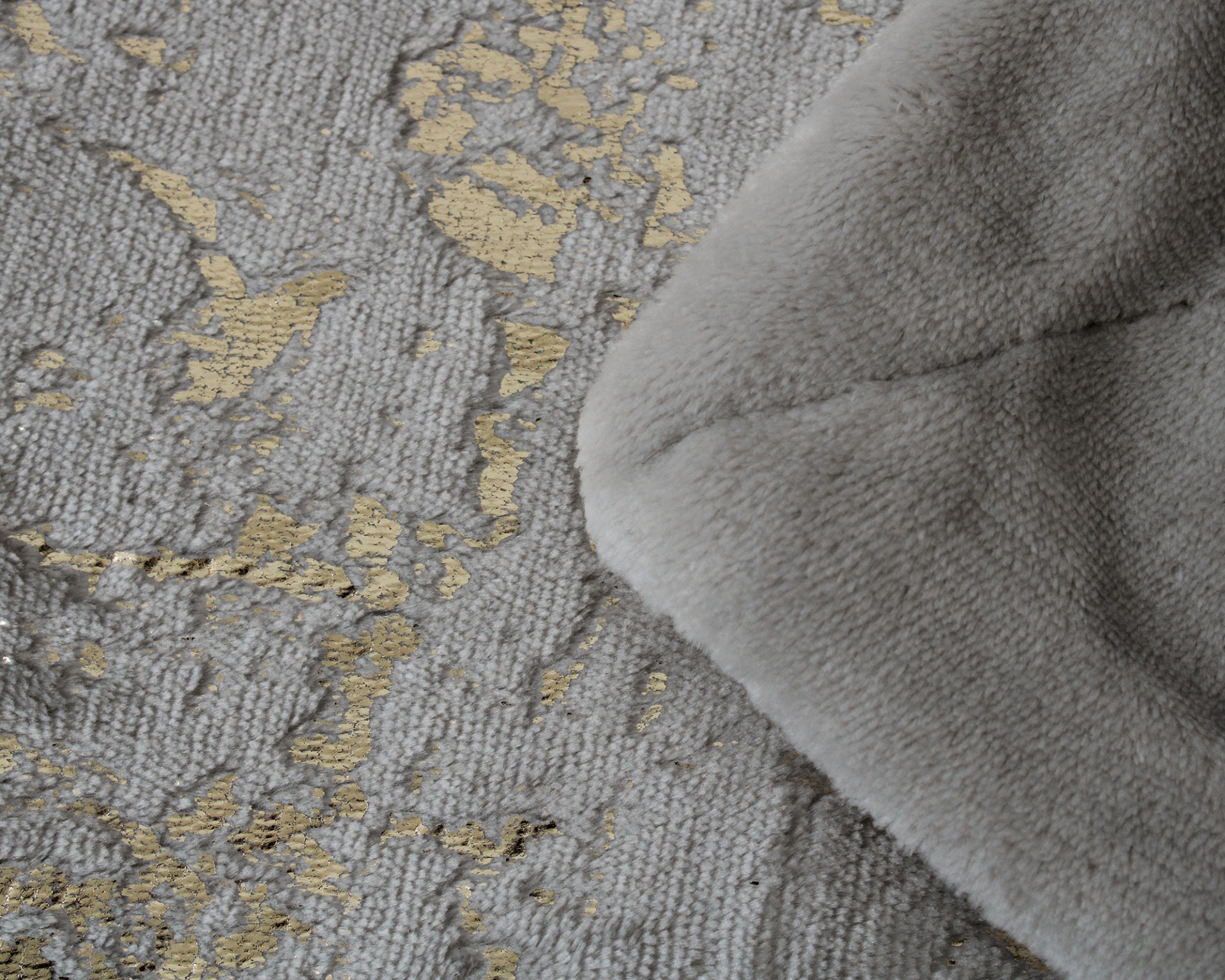 Tapete cinza com padrão dourado e tecido felpudo cinzento claro