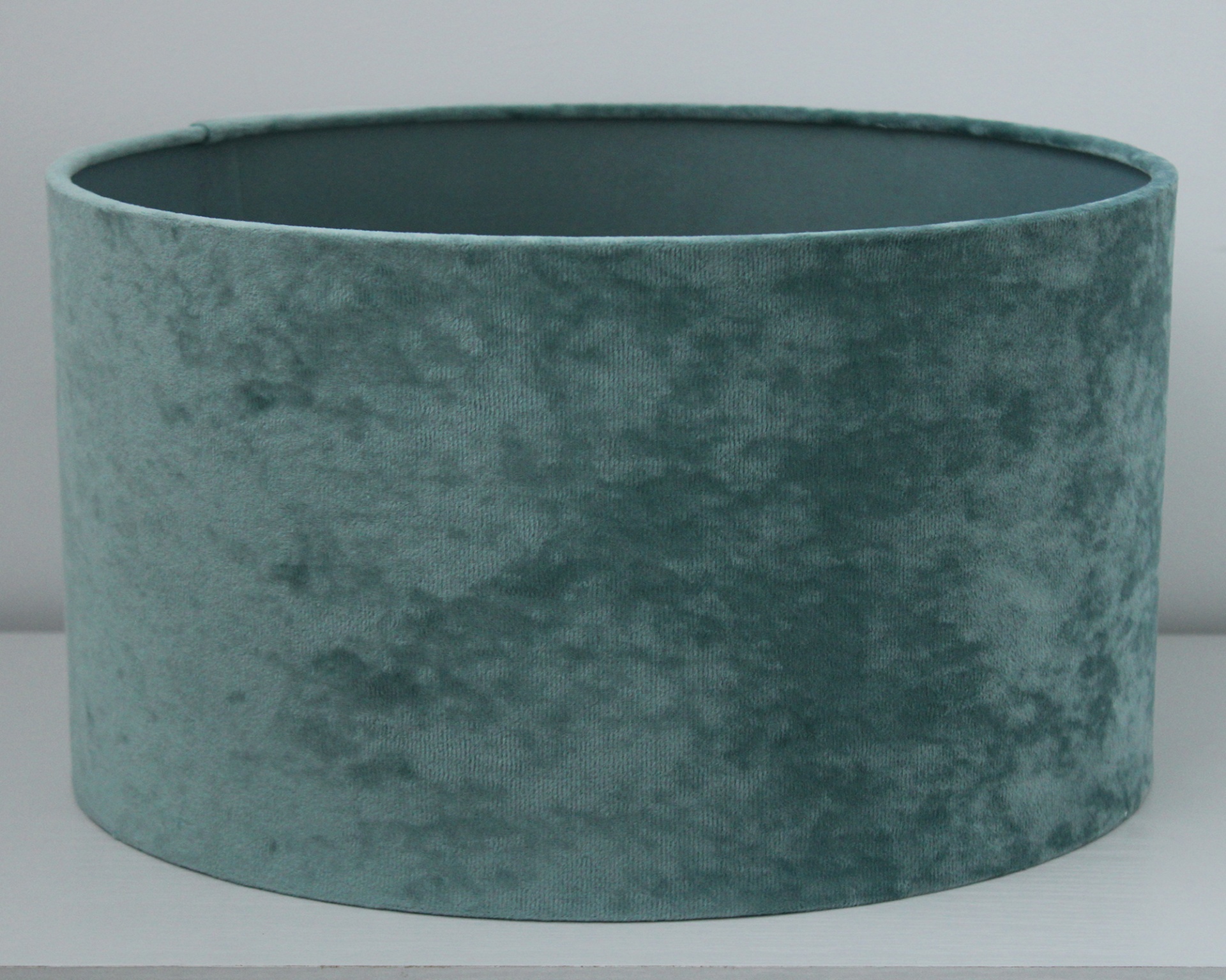 Abajur verde-água cilíndrico de tecido aveludado