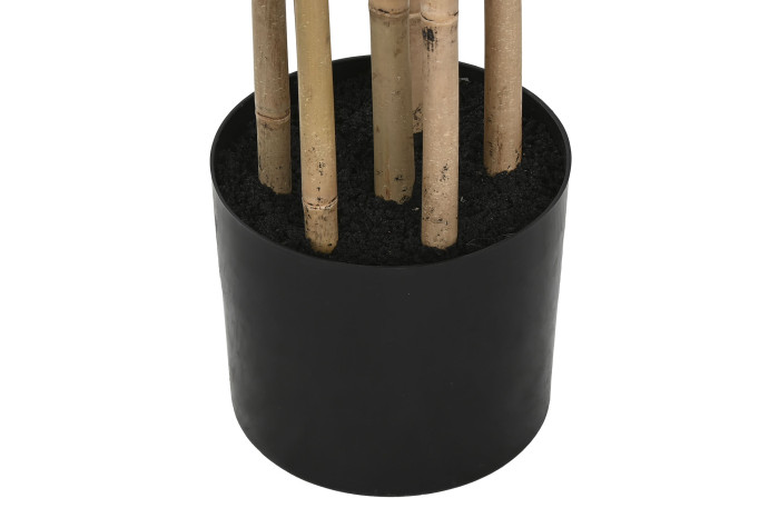 Vaso preto cilíndrico com terra e troncos de bambu