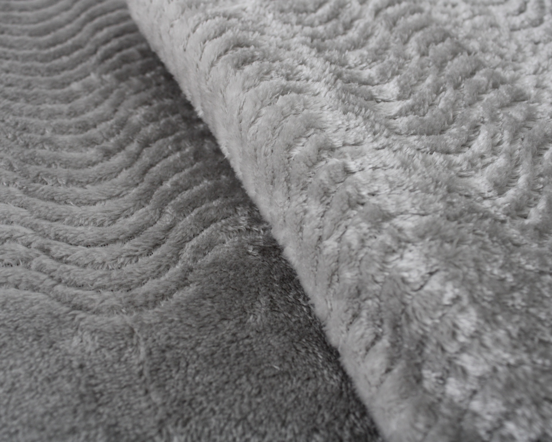 tecido macio cinzento com padrão ondulado em relevo