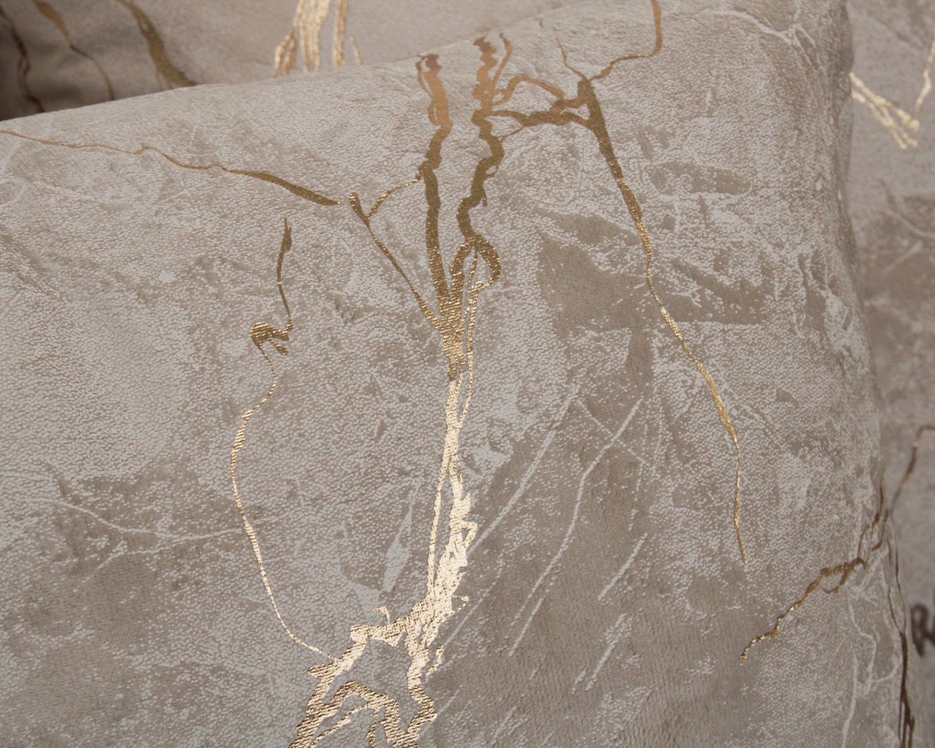 Pillowcase cinza com linhas douradas abstratas