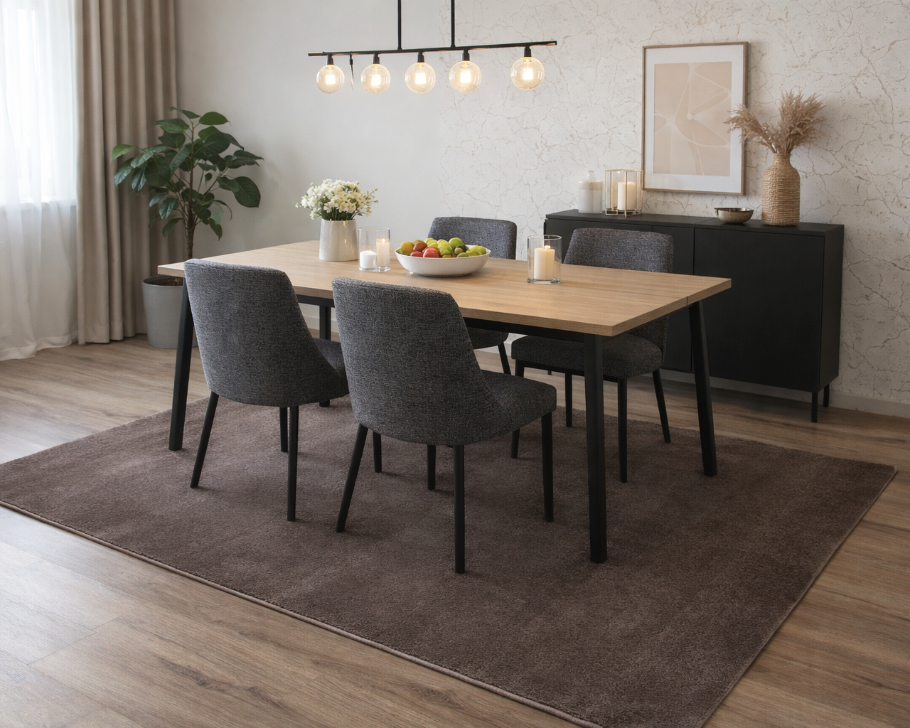 Conjunto de mesa de jantar de madeira clara com quatro cadeiras cinzentas sobre tapete castanho em sala moderna