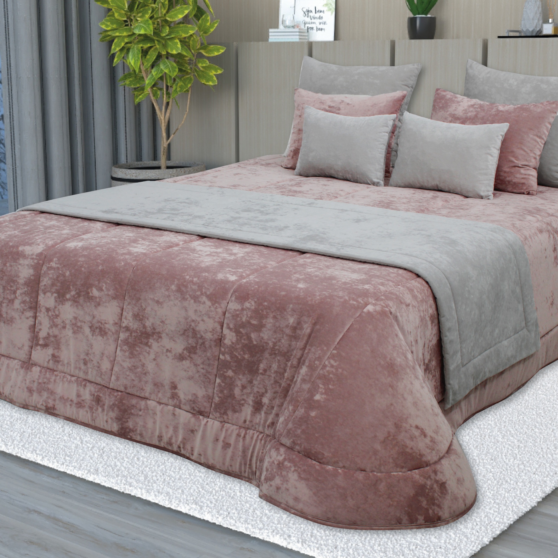 Conjunto de roupa de cama rosa velho e cinzento com tapete branco felpudo e planta decorativa em quarto moderno