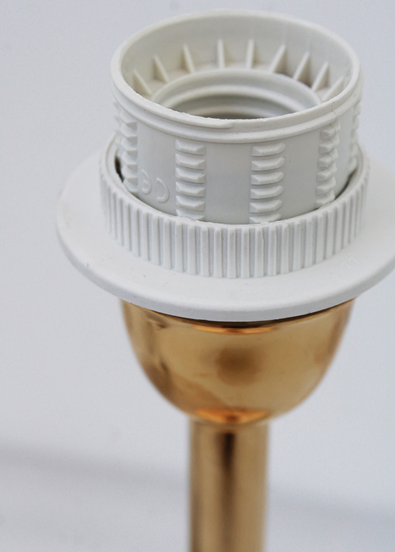 Soquete para lâmpada branco e metal dourado