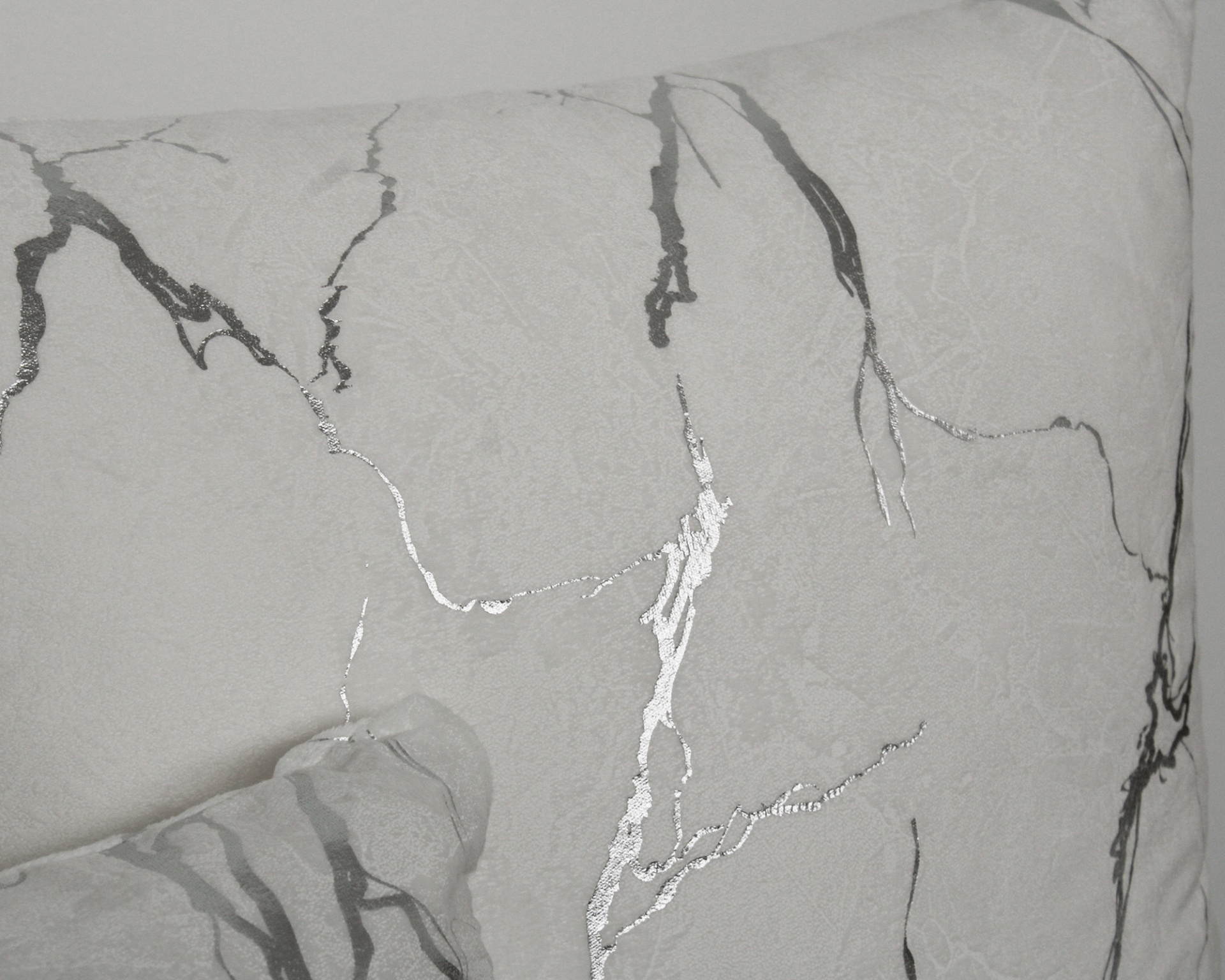 Almofada cinzenta com padrão marmoreado prata e cinza escuro