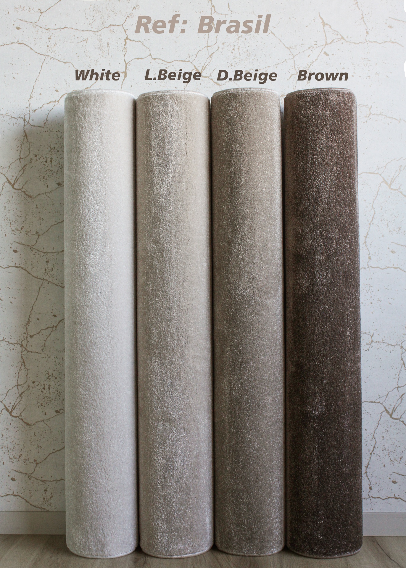 Rolos de carpete em quatro cores neutras encostados a uma parede