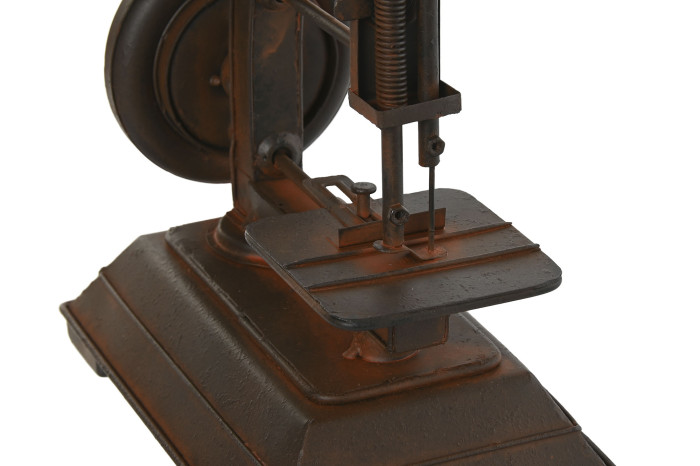 Máquina de costura antiga de metal castanho com base larga