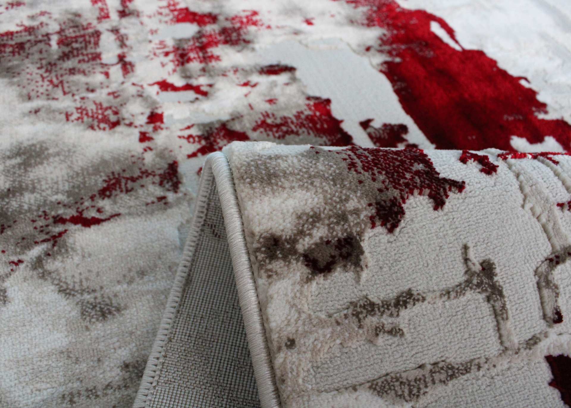 Tapete abstrato vermelho e cinza com costura reforçada