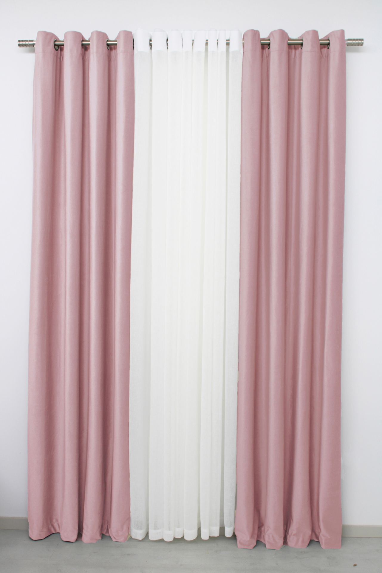 Cortinas rosa claro e branca translúcida em varão metálico prateado