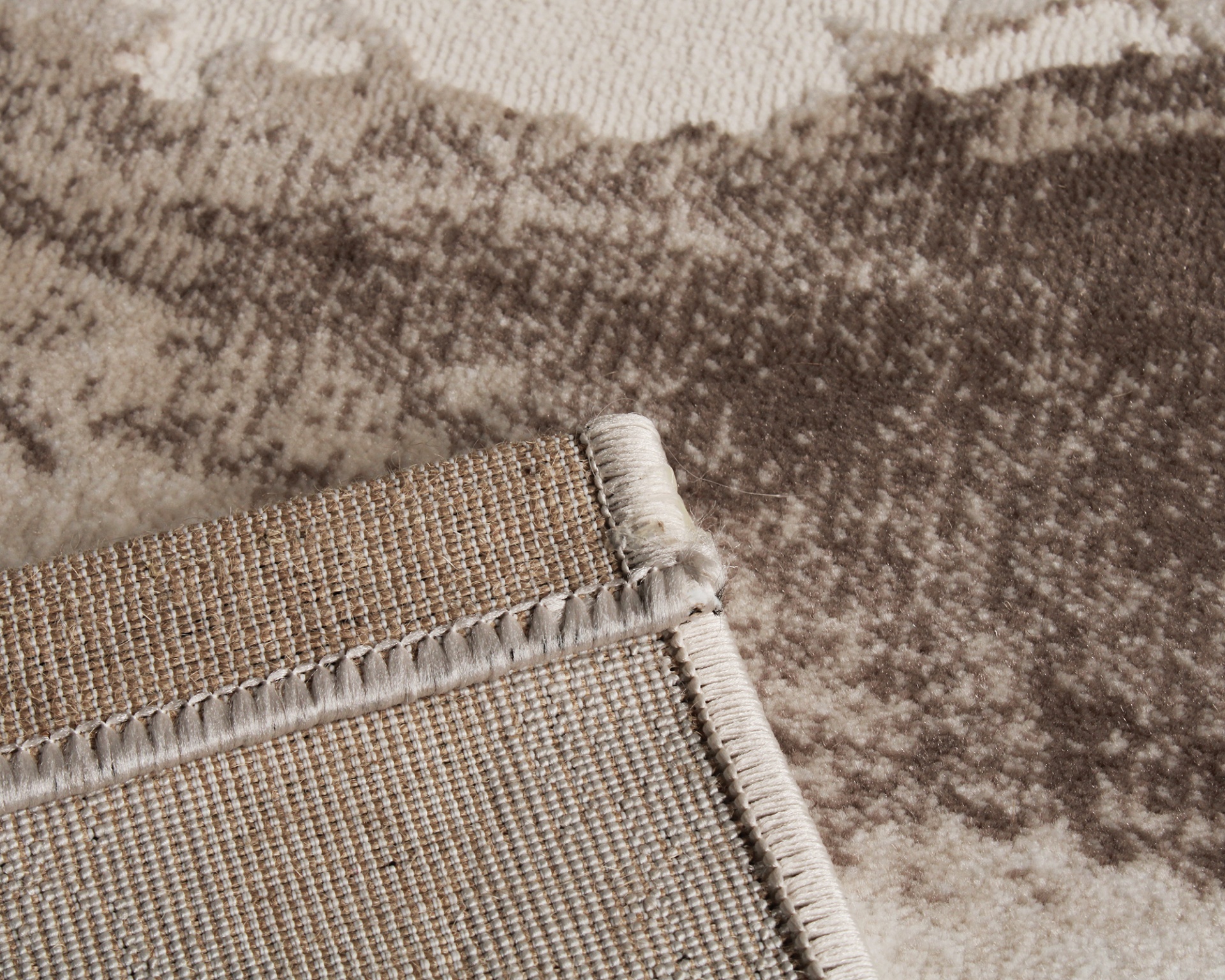 Tapete bege e castanho com avesso de trama e borda costurada