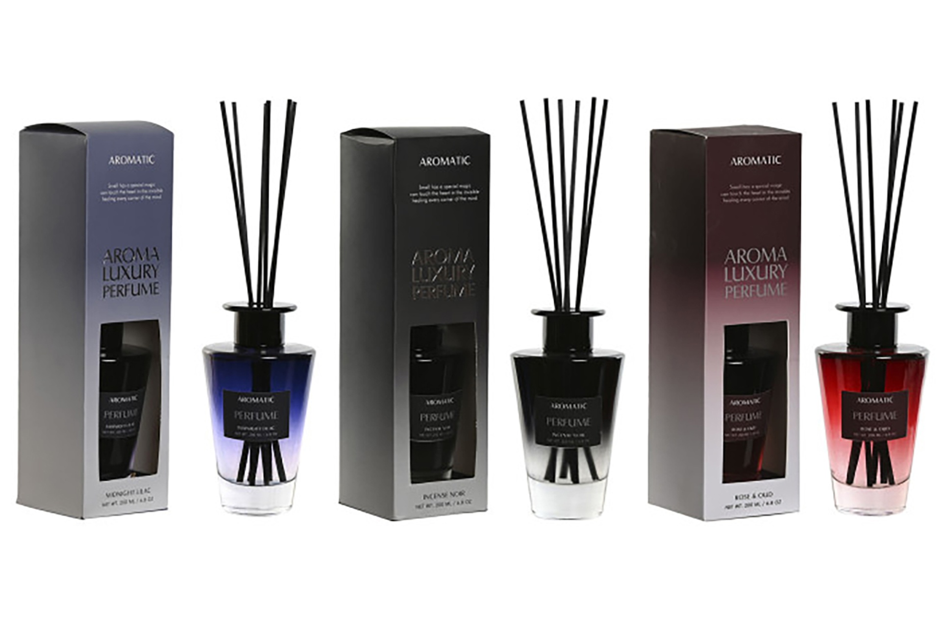 Três difusores de fragrância em vidro com palitos pretos e respetivas caixas coloridas