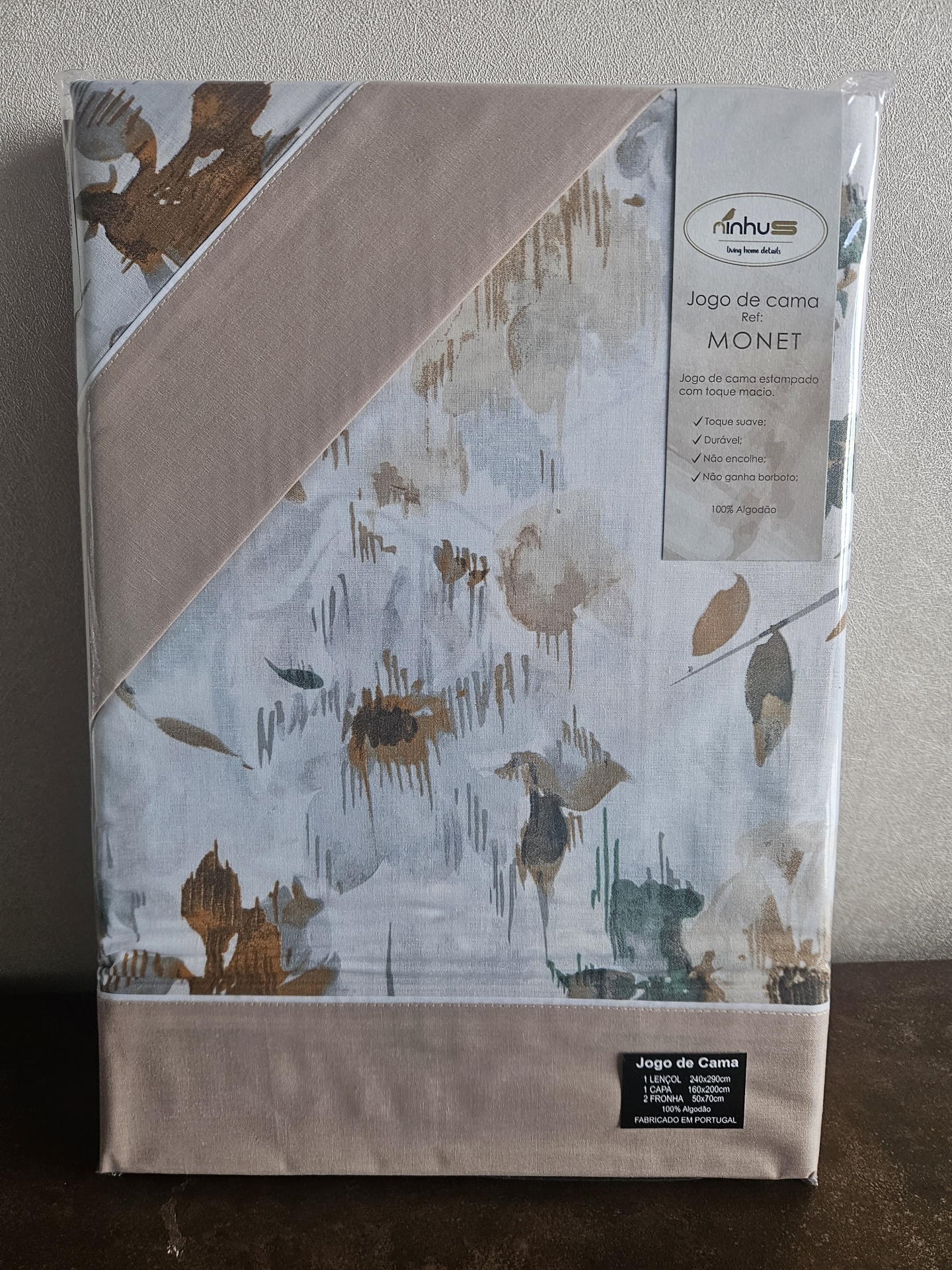 Conjunto de cama estampado em embalagem plástica com padrão abstrato e etiqueta Ninhus MONET