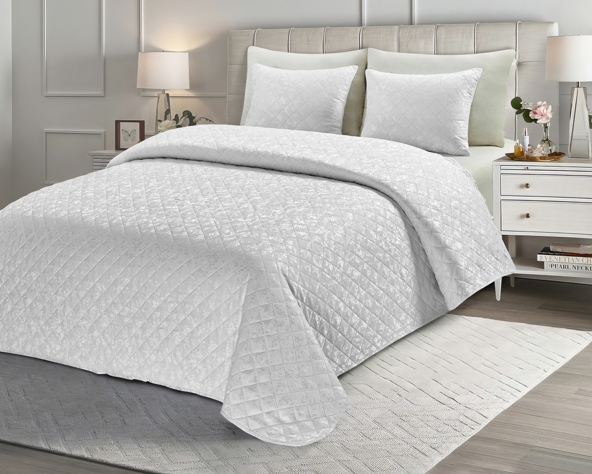 Conjunto de cama branco com padrão matelassê em losangos