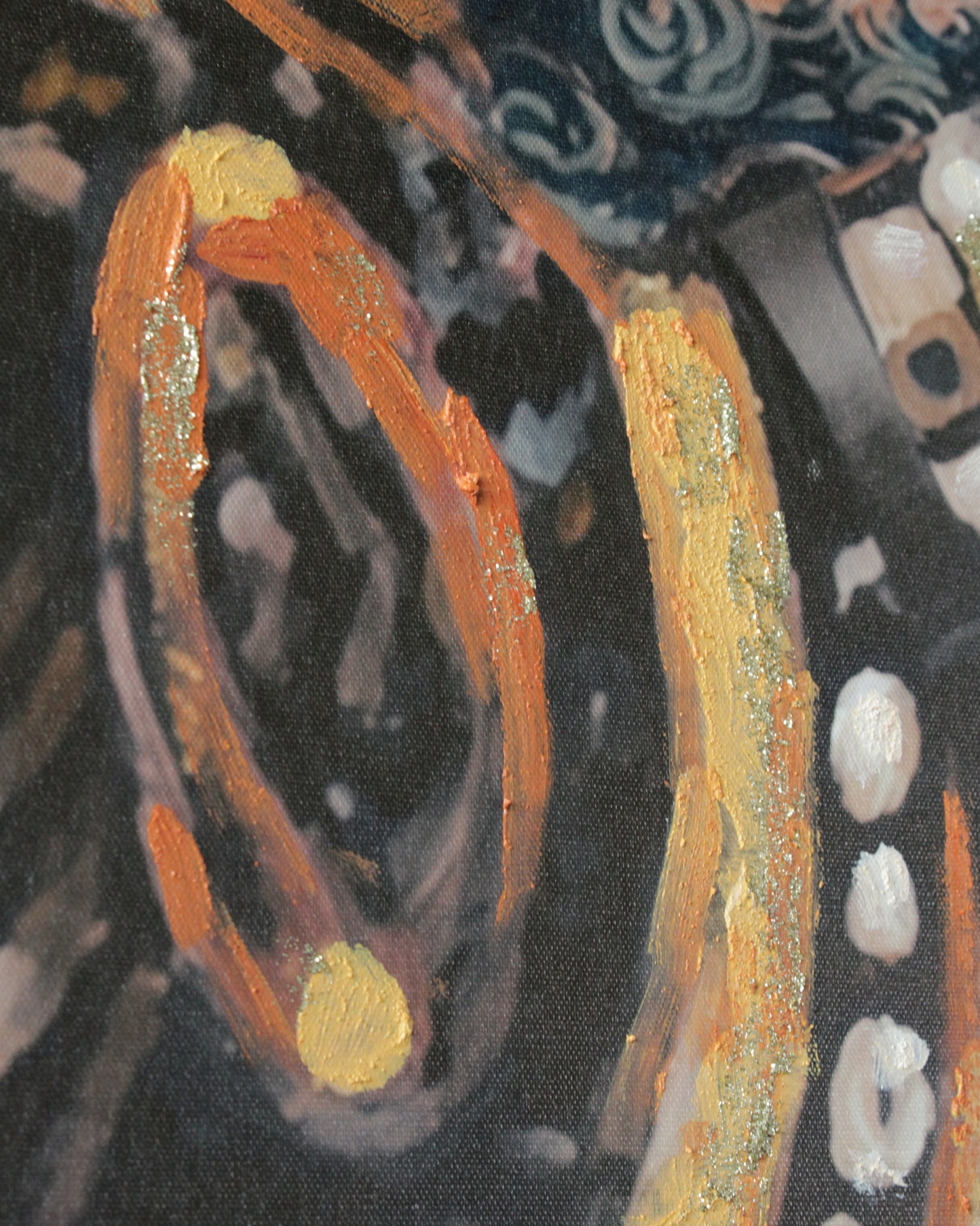 Detalhe de pintura abstrata com cores laranja, dourado e branco em fundo preto