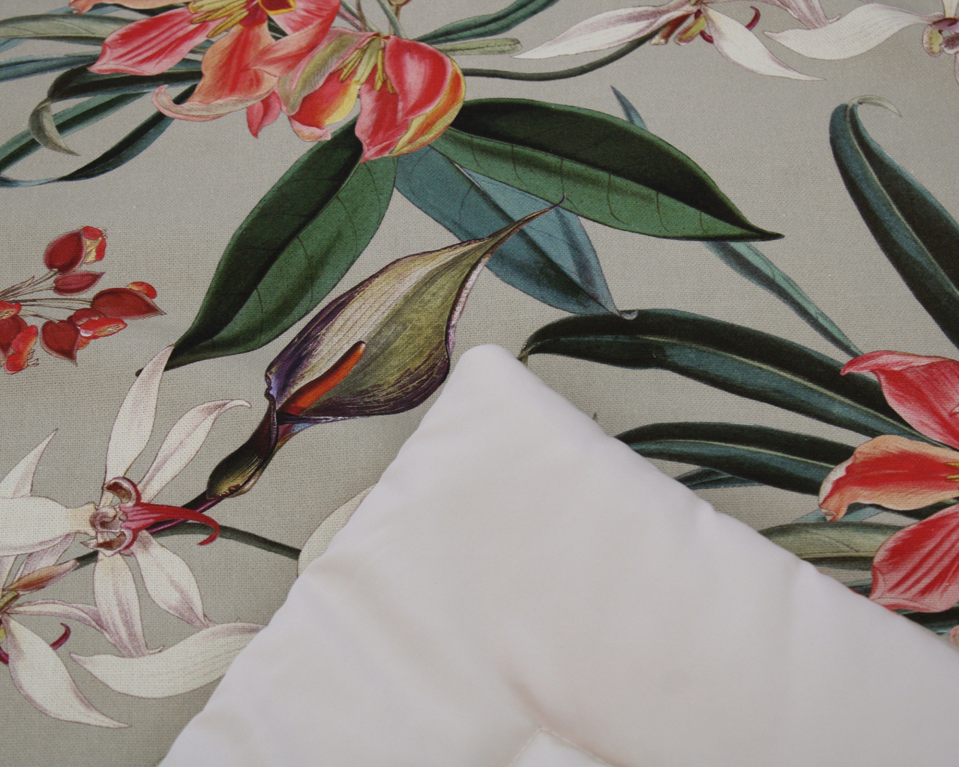 Tecido floral colorido com almofada branca