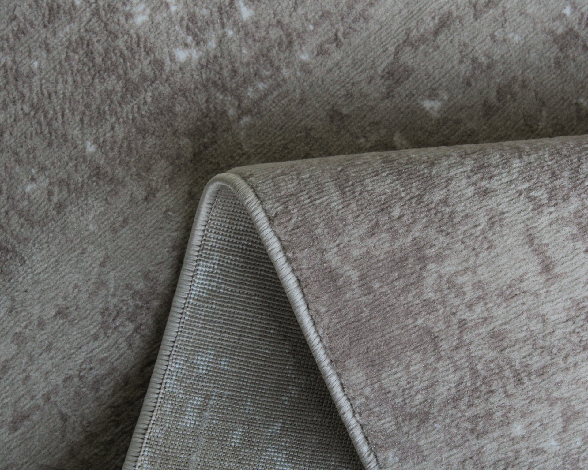 Tapete bege macio com textura suave e padrão irregular