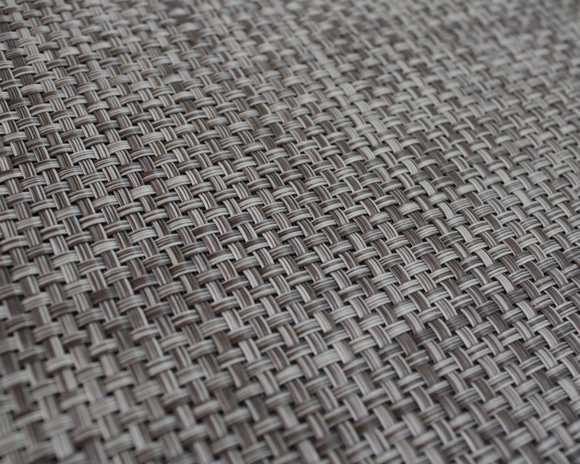 Tecido trançado cinza e bege com padrão repetitivo