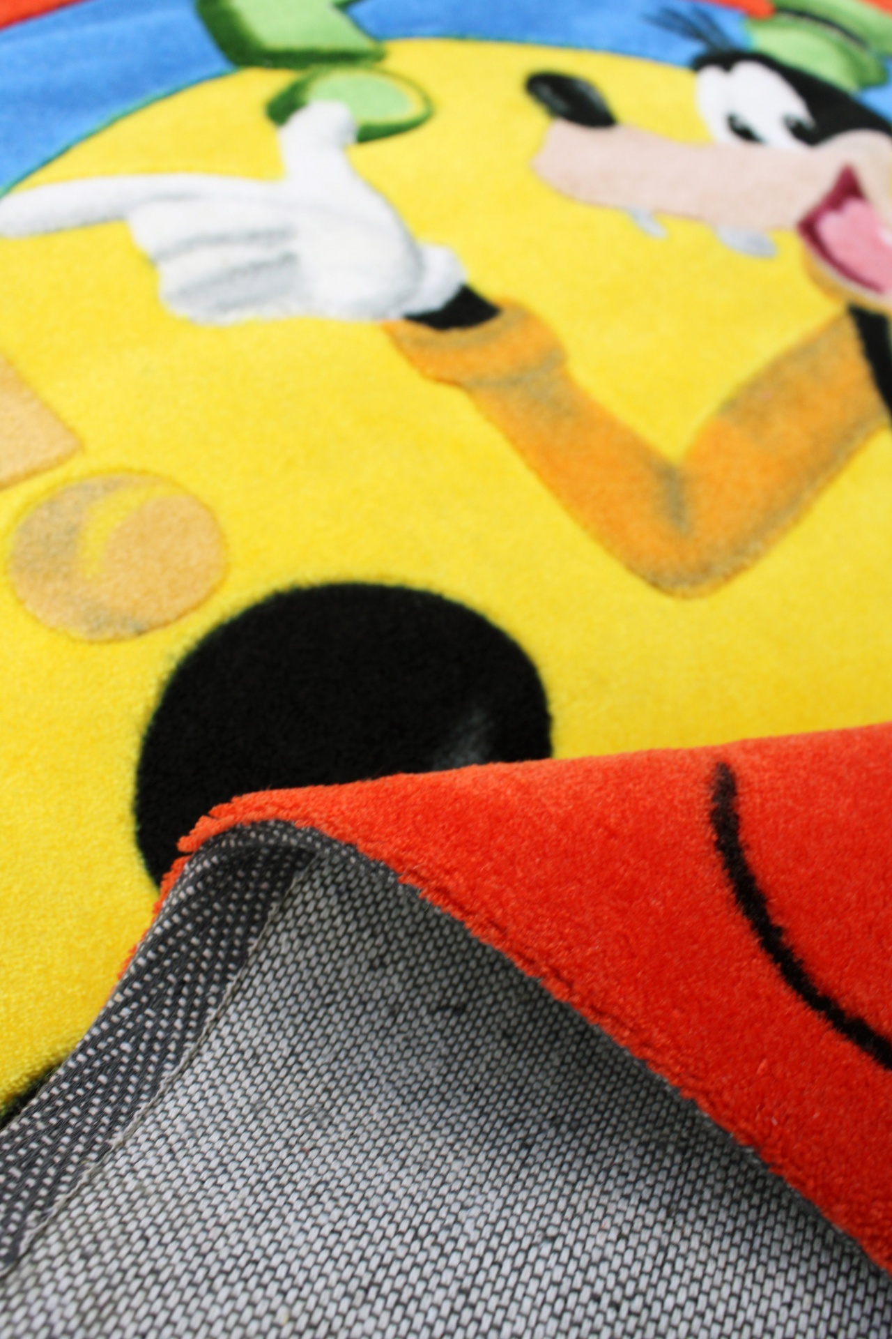 Tapete colorido com personagens animados e verso em tecido cinza