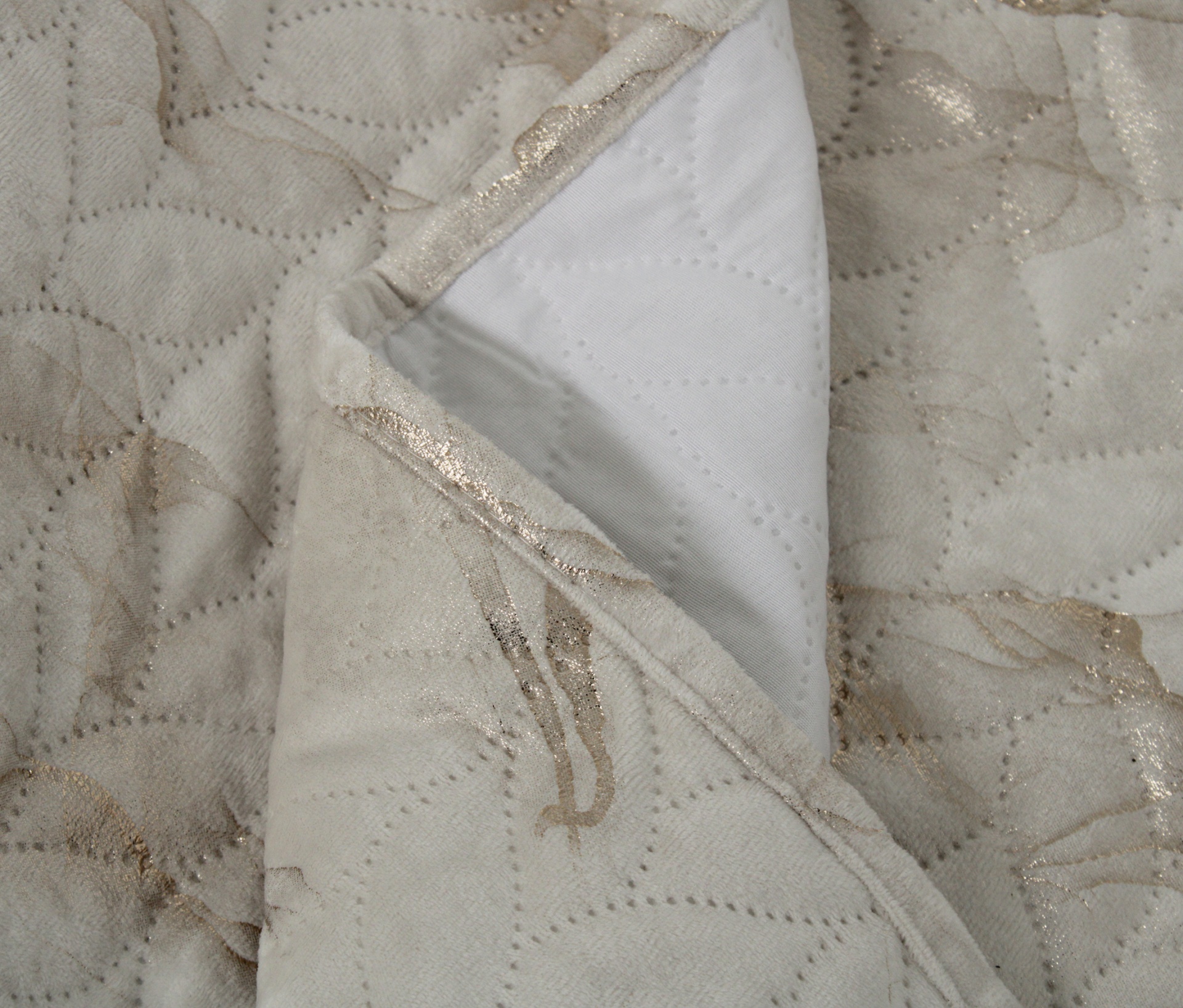 Cobertor acolchoado bege claro com detalhes dourados e verso branco