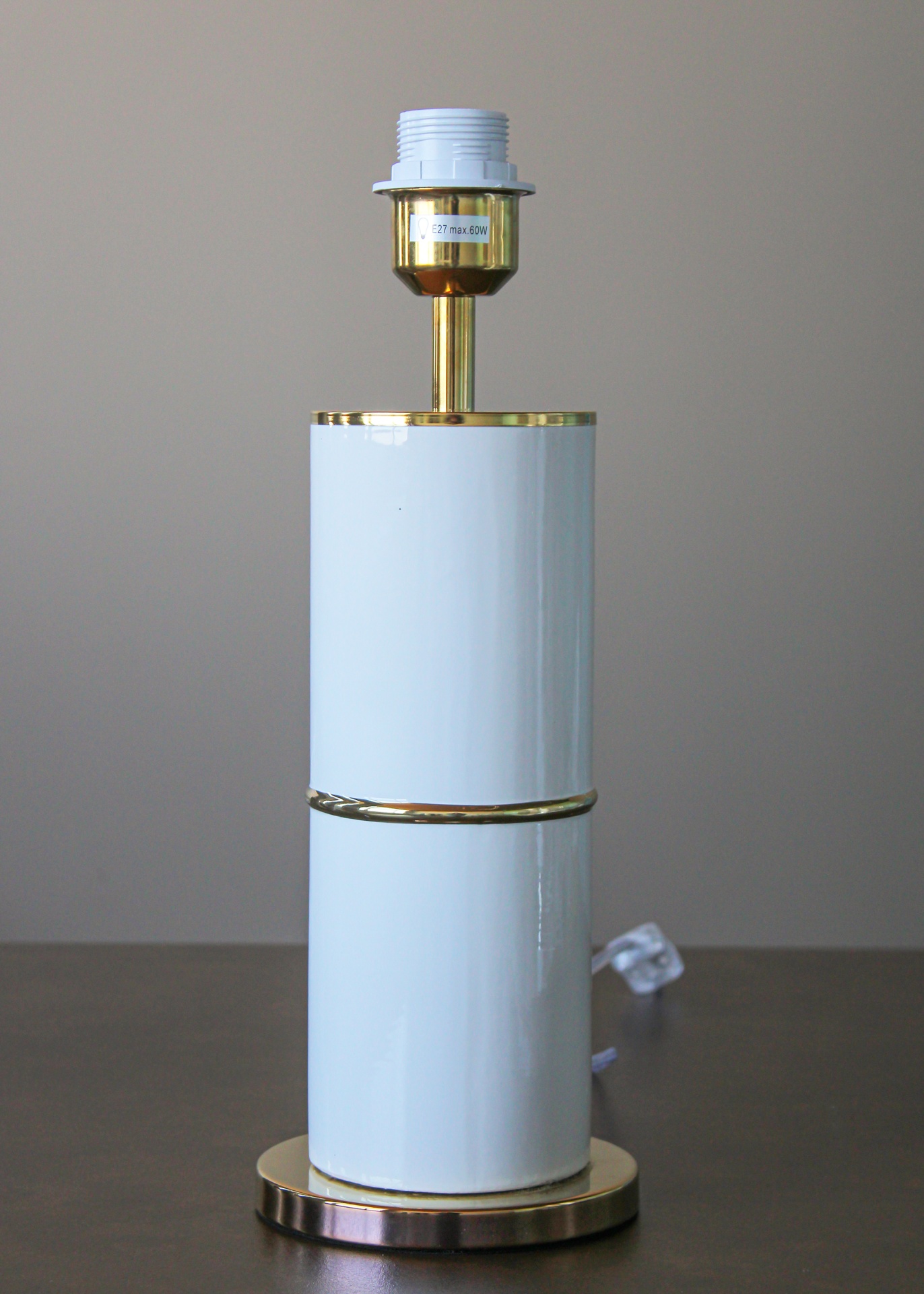 Candeeiro de mesa branco e dourado com suporte para lâmpada