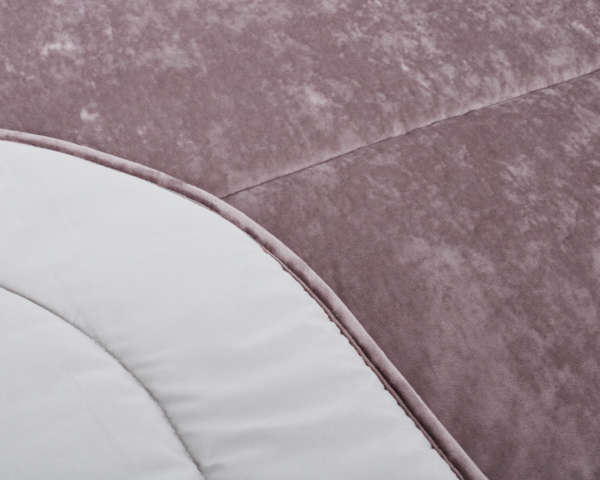 Cobertor ou edredão bicolor lavanda e branco com costuras