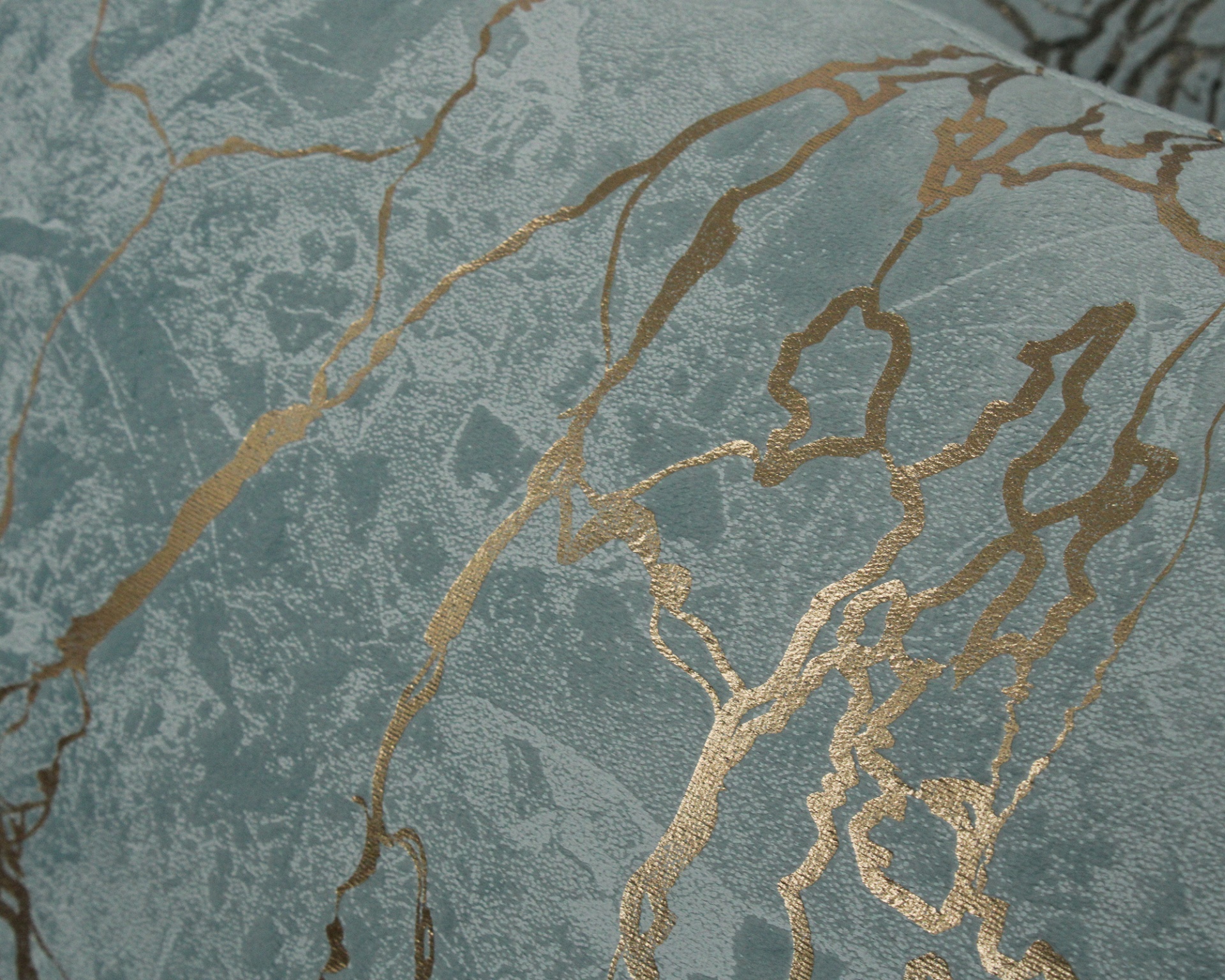 Tecido azul com padrão de veias douradas brilhantes