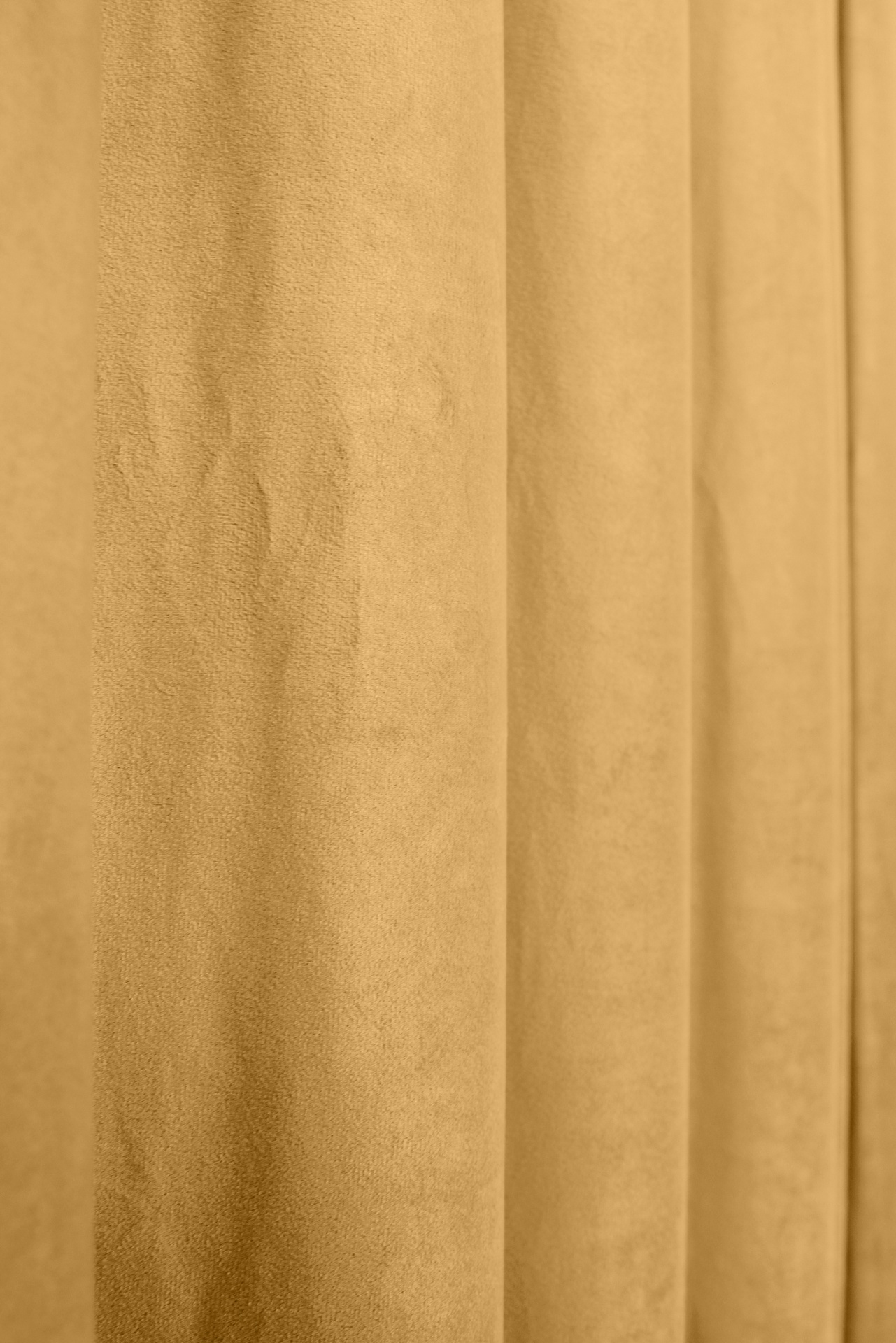 Cortina castanha clara com textura aveludada em pregas verticais