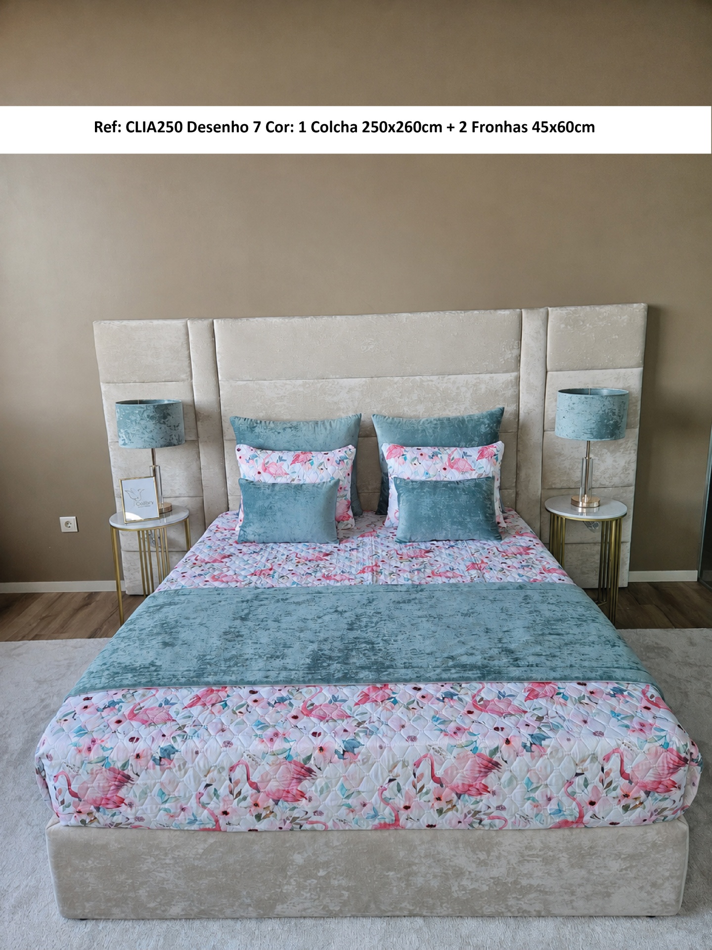 Conjunto cama com colcha de flamingos rosas, almofadas azuis, cabeceira bege e mesas com candeeiros azuis