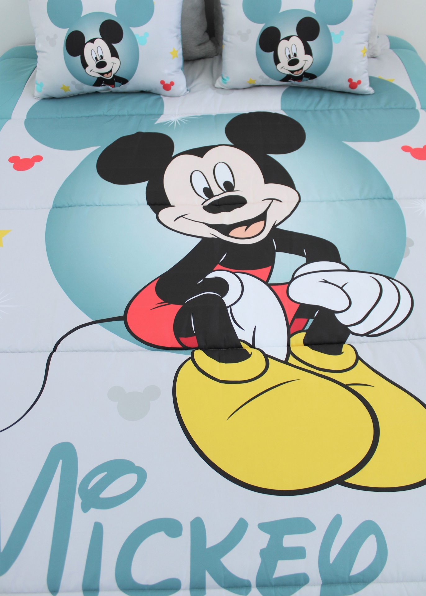 Edredão e almofadas com desenho do Mickey Mouse em cores vibrantes